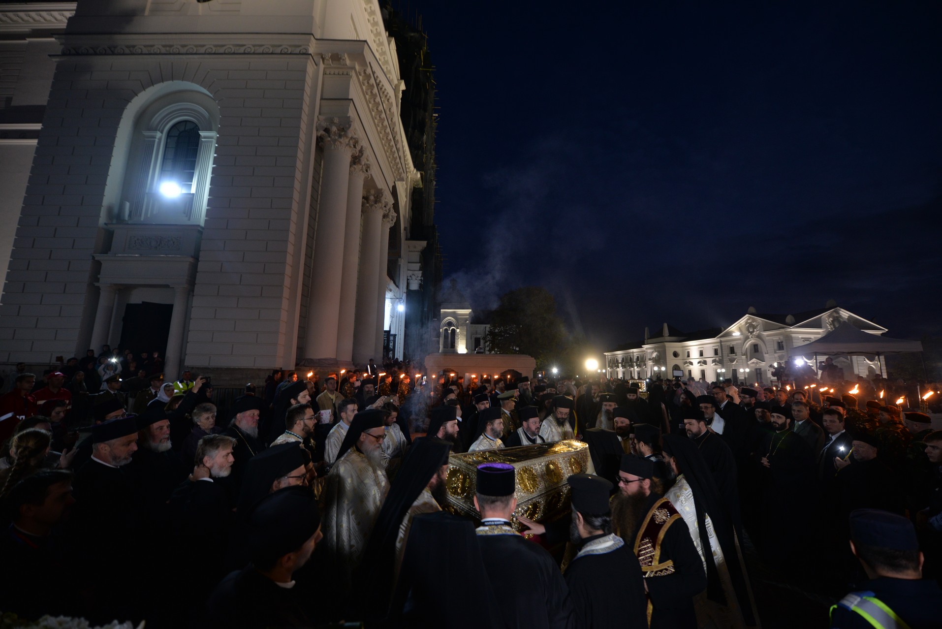 Credința în ajutorul Sfinților, mărturisită pe străzile din Iași de mii de pelerini