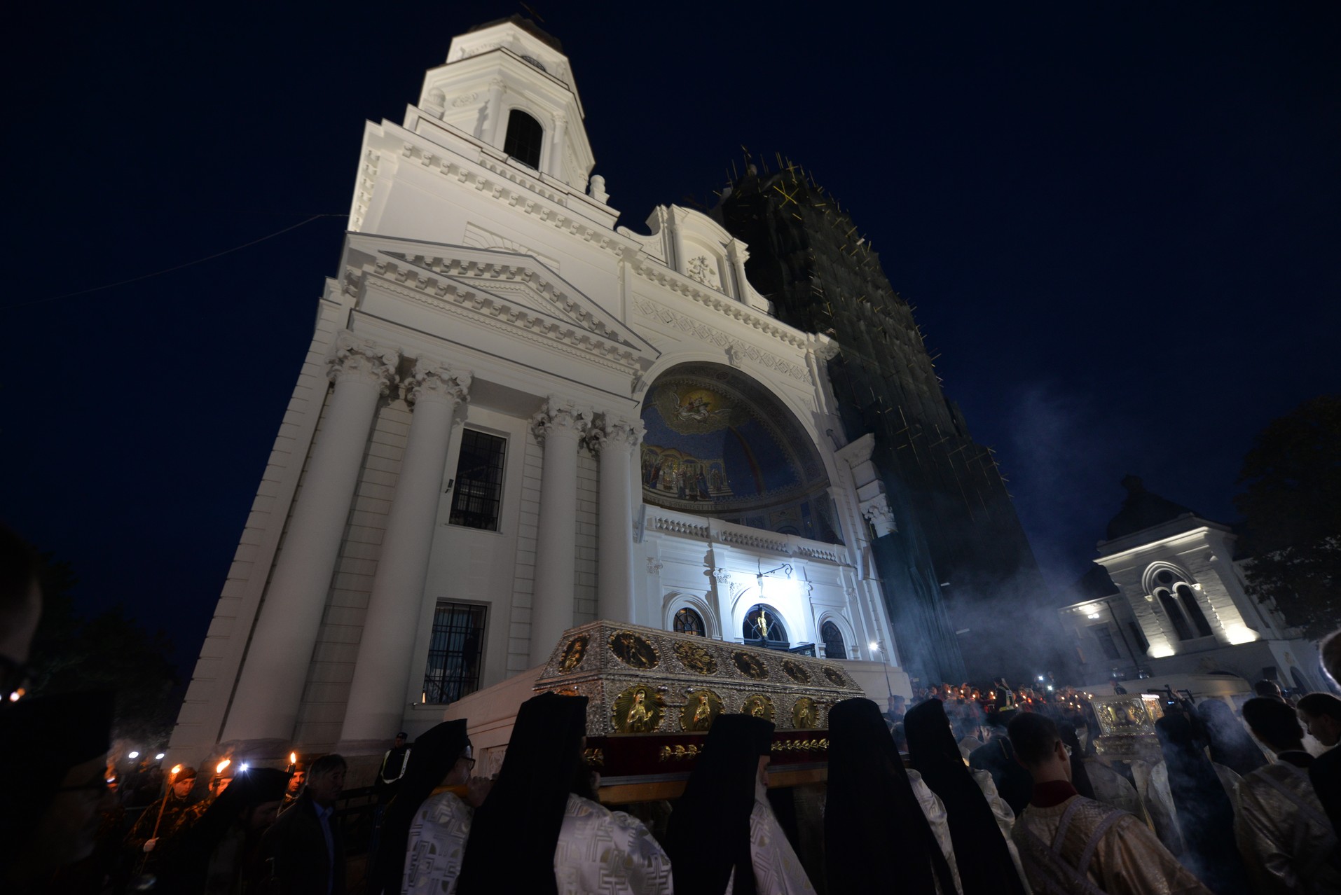 Credința în ajutorul Sfinților, mărturisită pe străzile din Iași de mii de pelerini