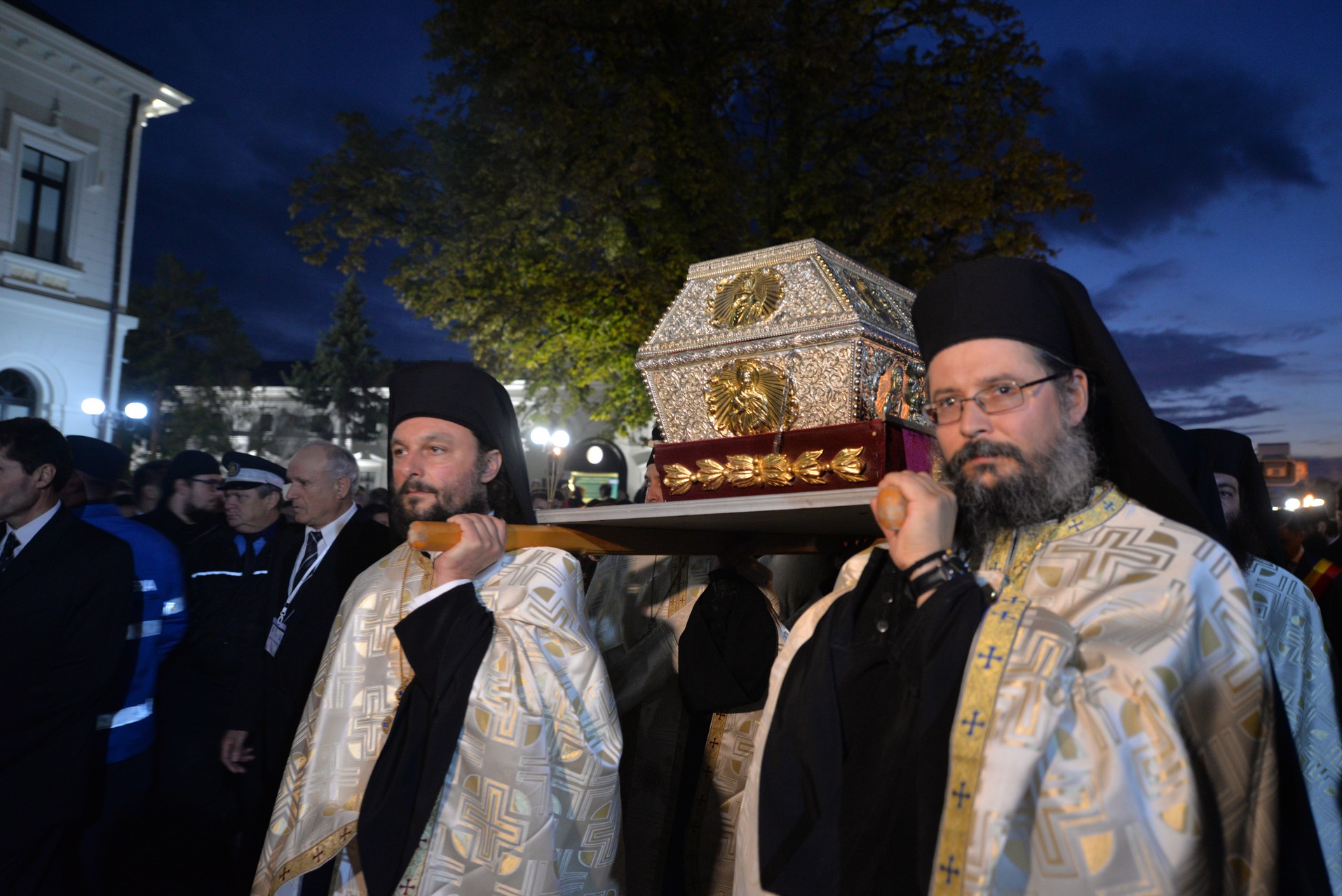 Credința în ajutorul Sfinților, mărturisită pe străzile din Iași de mii de pelerini