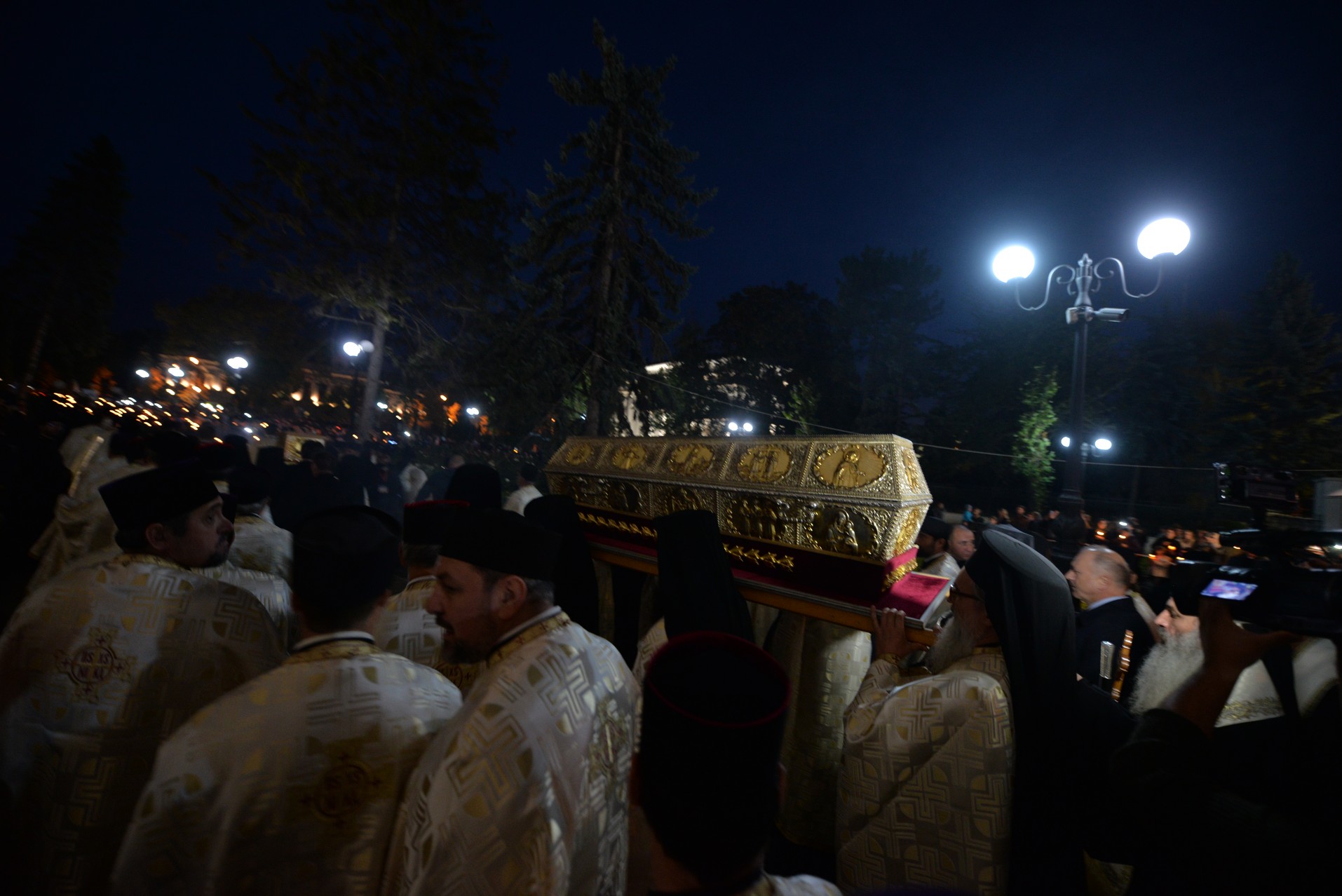 Credința în ajutorul Sfinților, mărturisită pe străzile din Iași de mii de pelerini