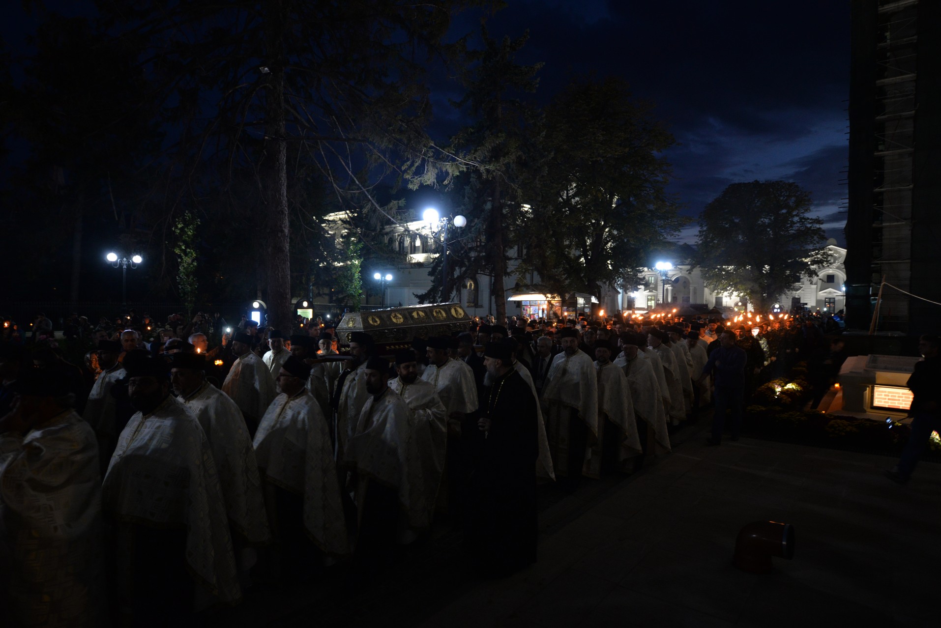 Credința în ajutorul Sfinților, mărturisită pe străzile din Iași de mii de pelerini