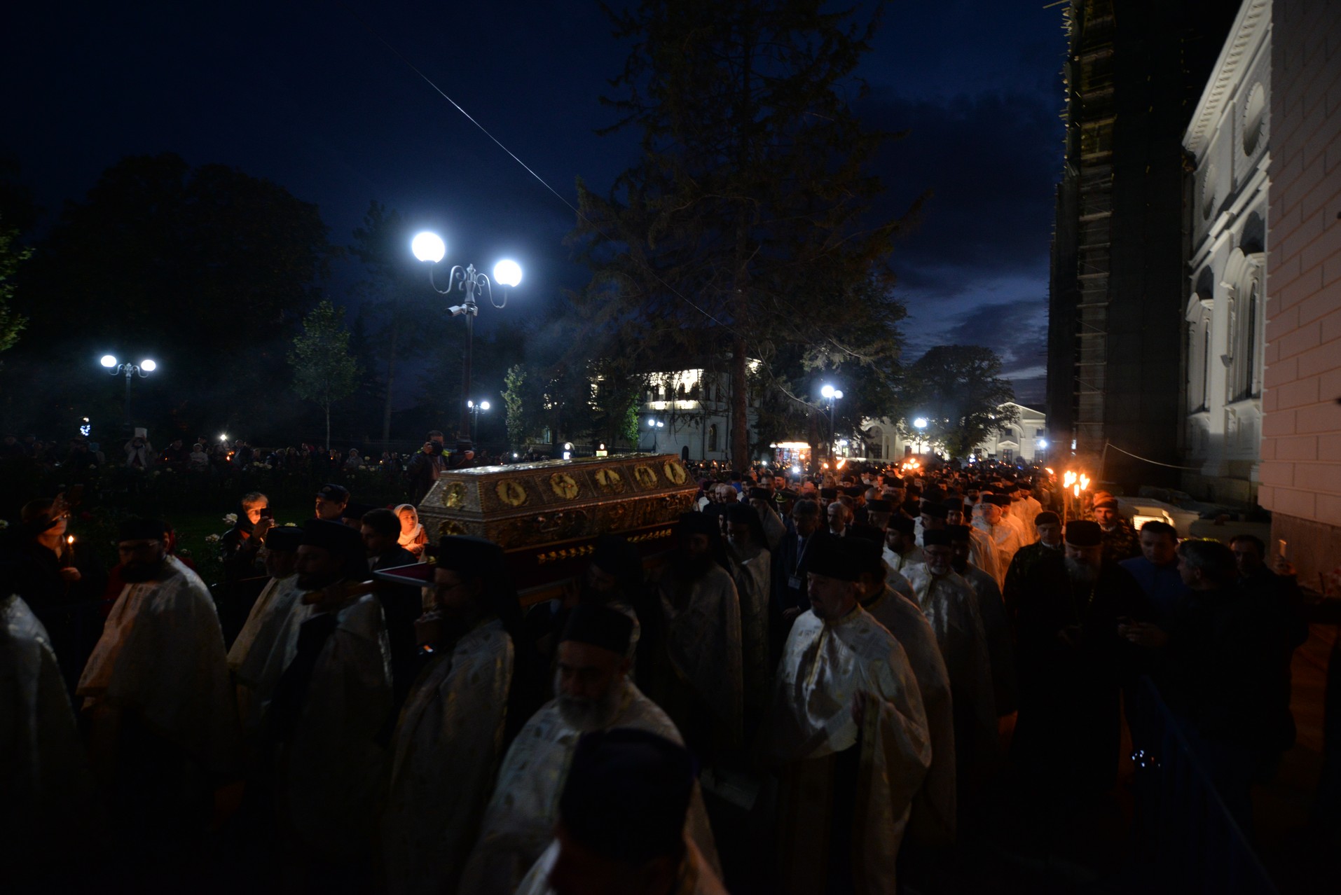 Credința în ajutorul Sfinților, mărturisită pe străzile din Iași de mii de pelerini