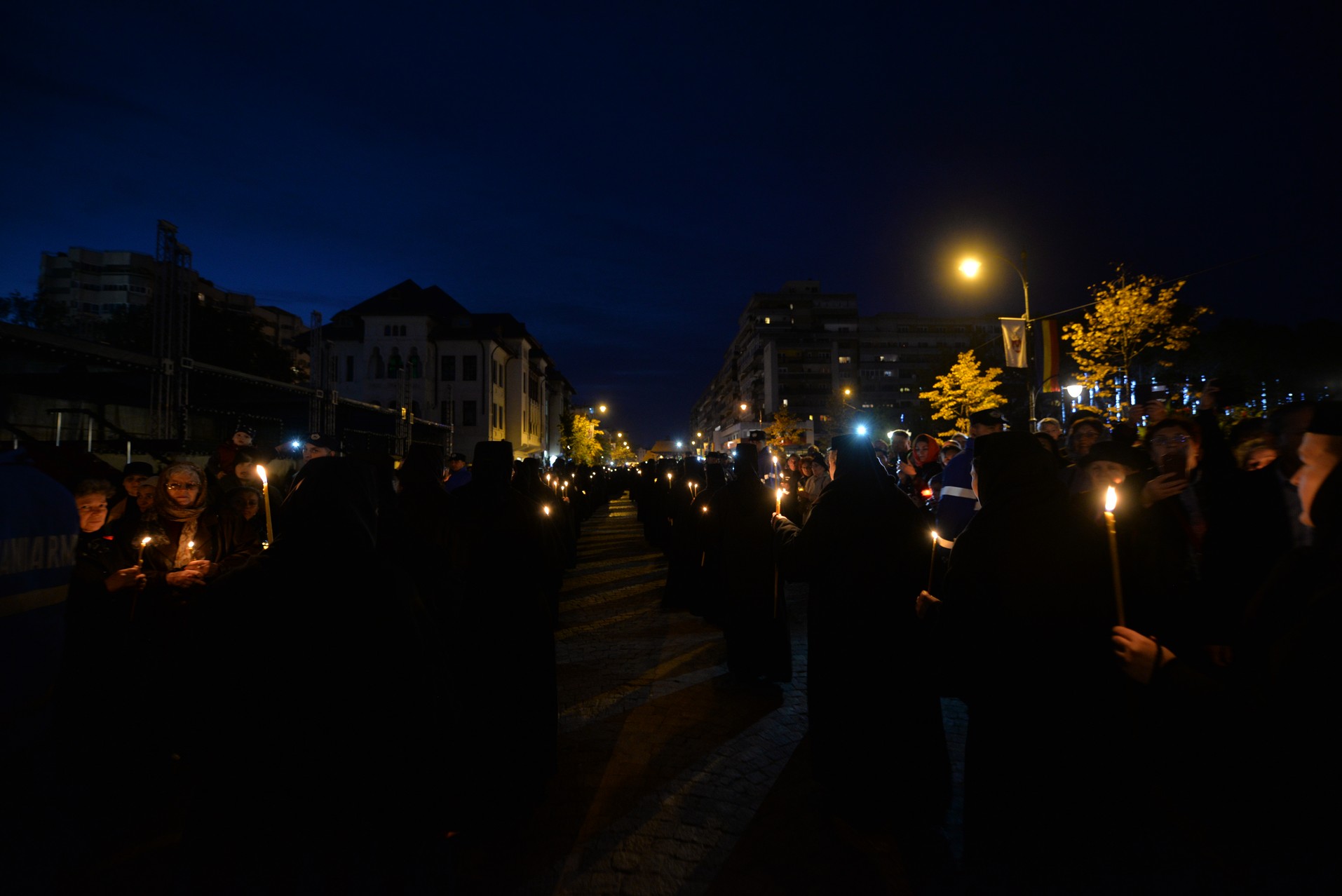 Credința în ajutorul Sfinților, mărturisită pe străzile din Iași de mii de pelerini