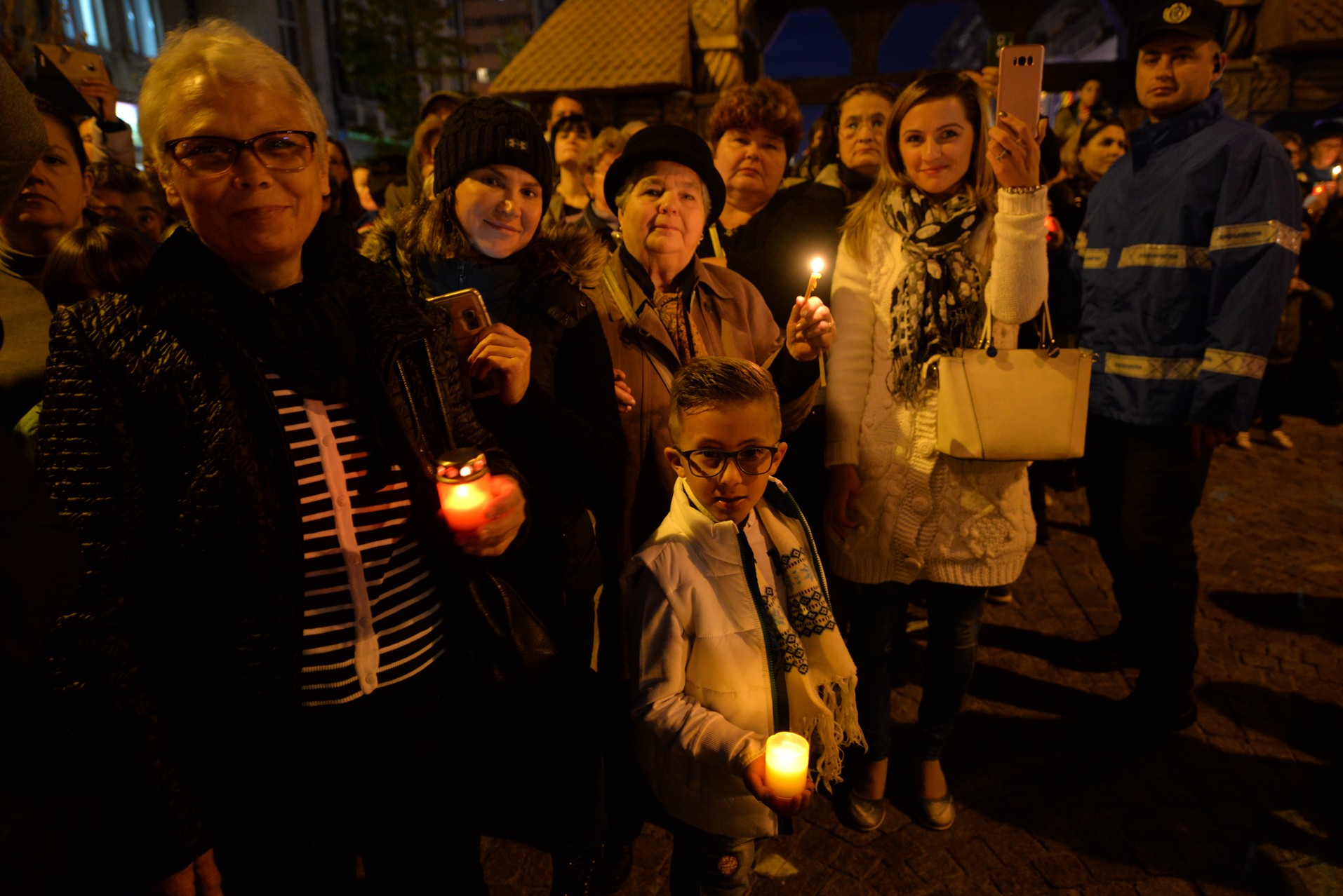 Credința în ajutorul Sfinților, mărturisită pe străzile din Iași de mii de pelerini