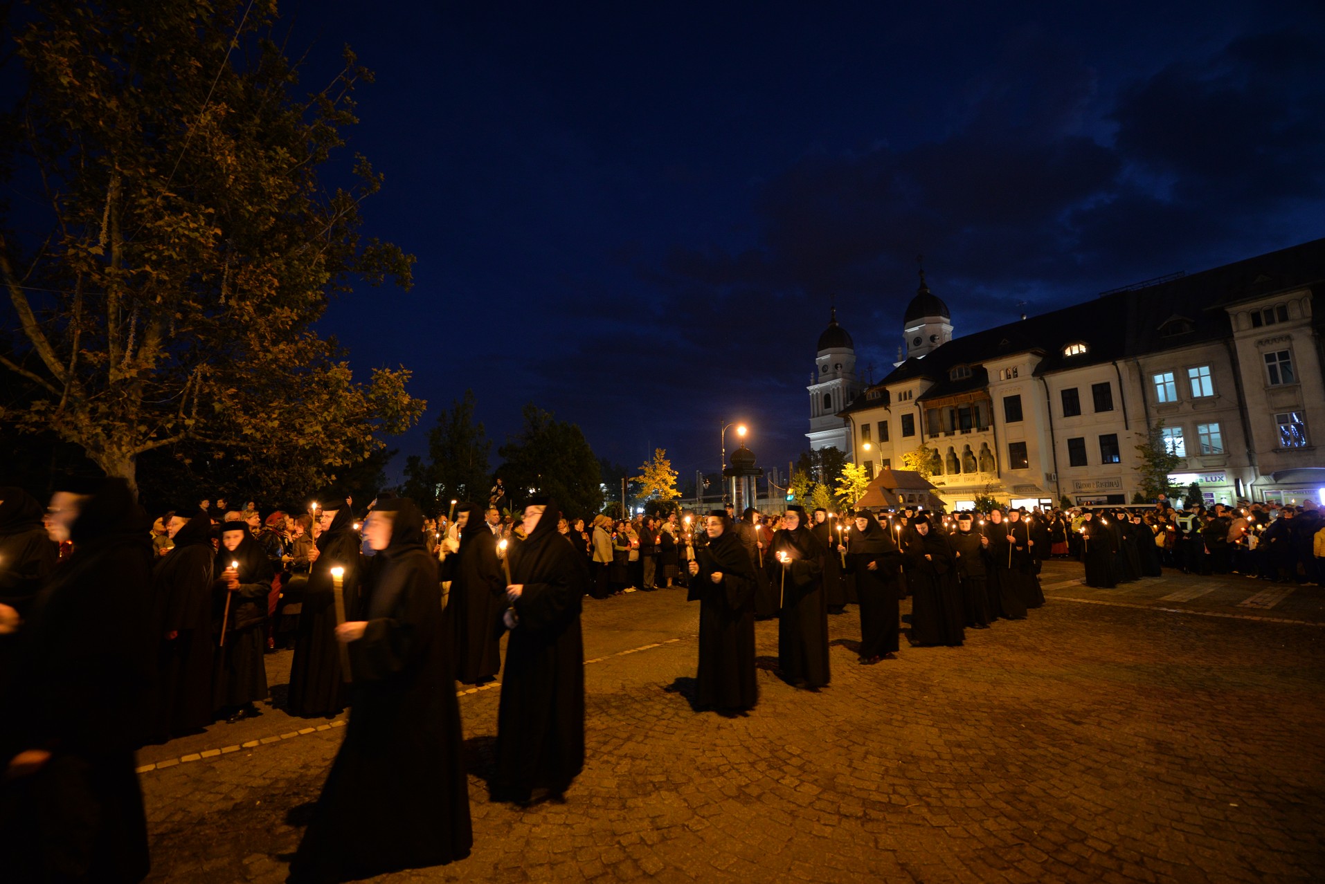 Credința în ajutorul Sfinților, mărturisită pe străzile din Iași de mii de pelerini