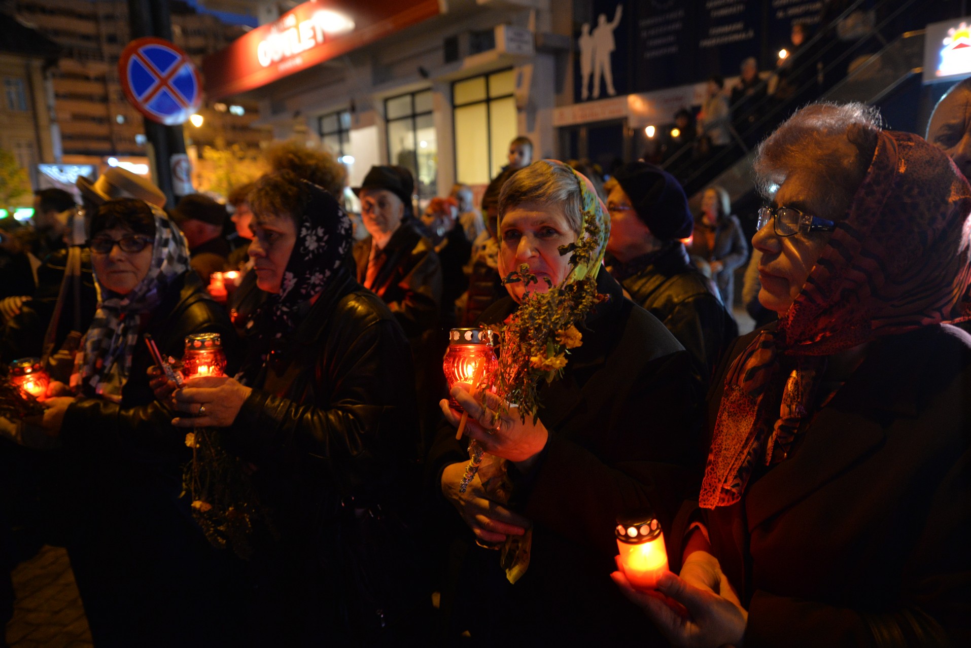 Credința în ajutorul Sfinților, mărturisită pe străzile din Iași de mii de pelerini