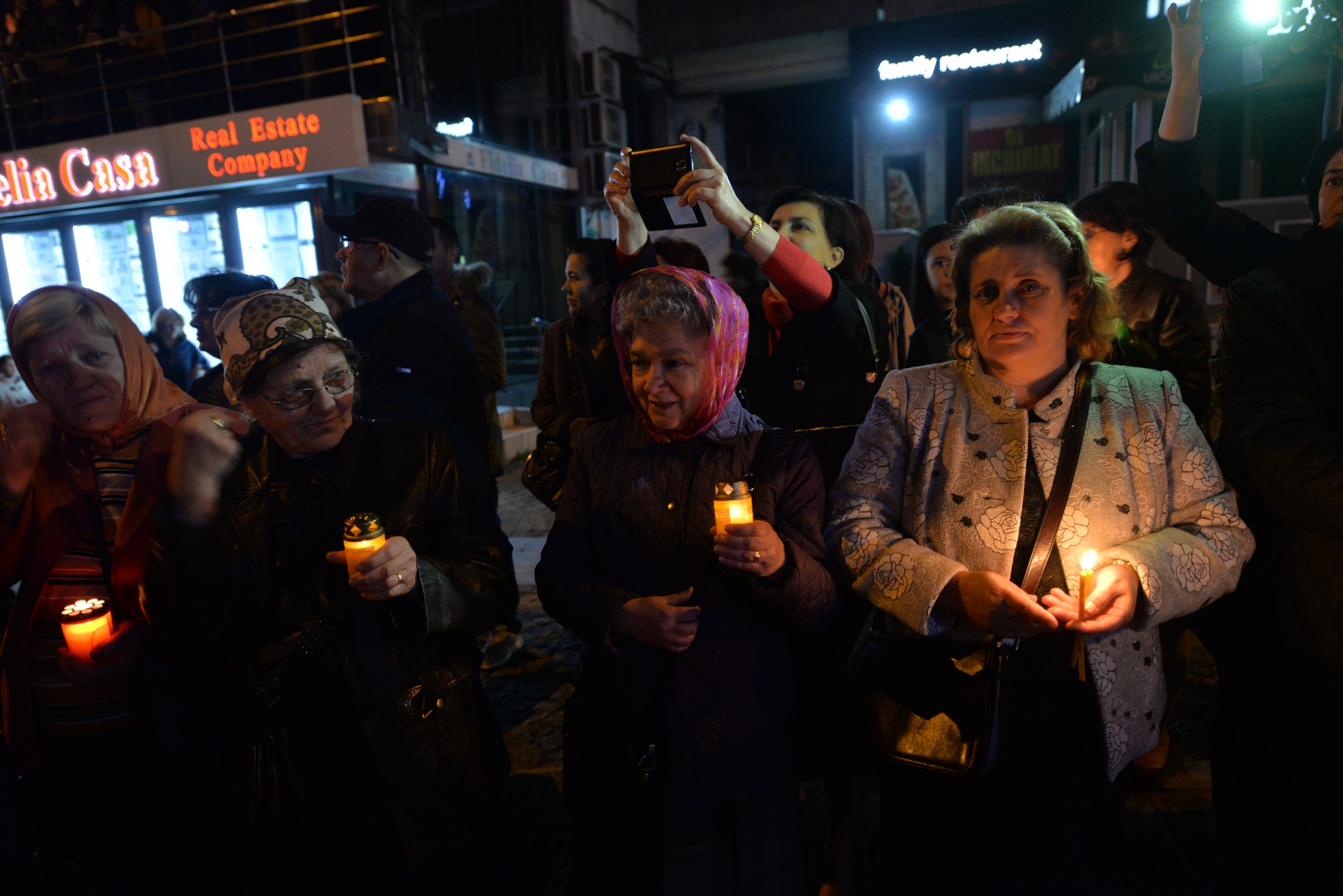 Credința în ajutorul Sfinților, mărturisită pe străzile din Iași de mii de pelerini