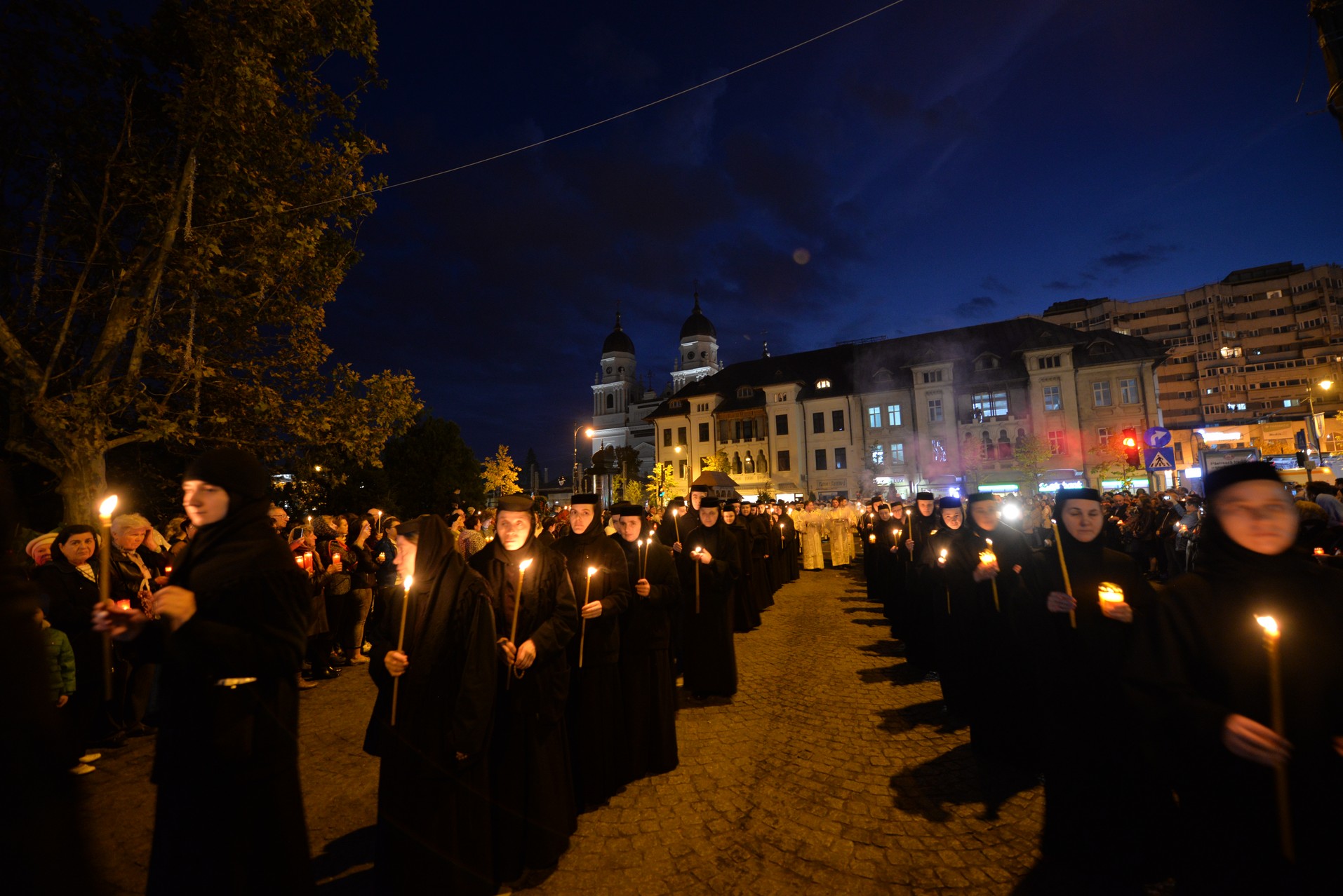 Credința în ajutorul Sfinților, mărturisită pe străzile din Iași de mii de pelerini