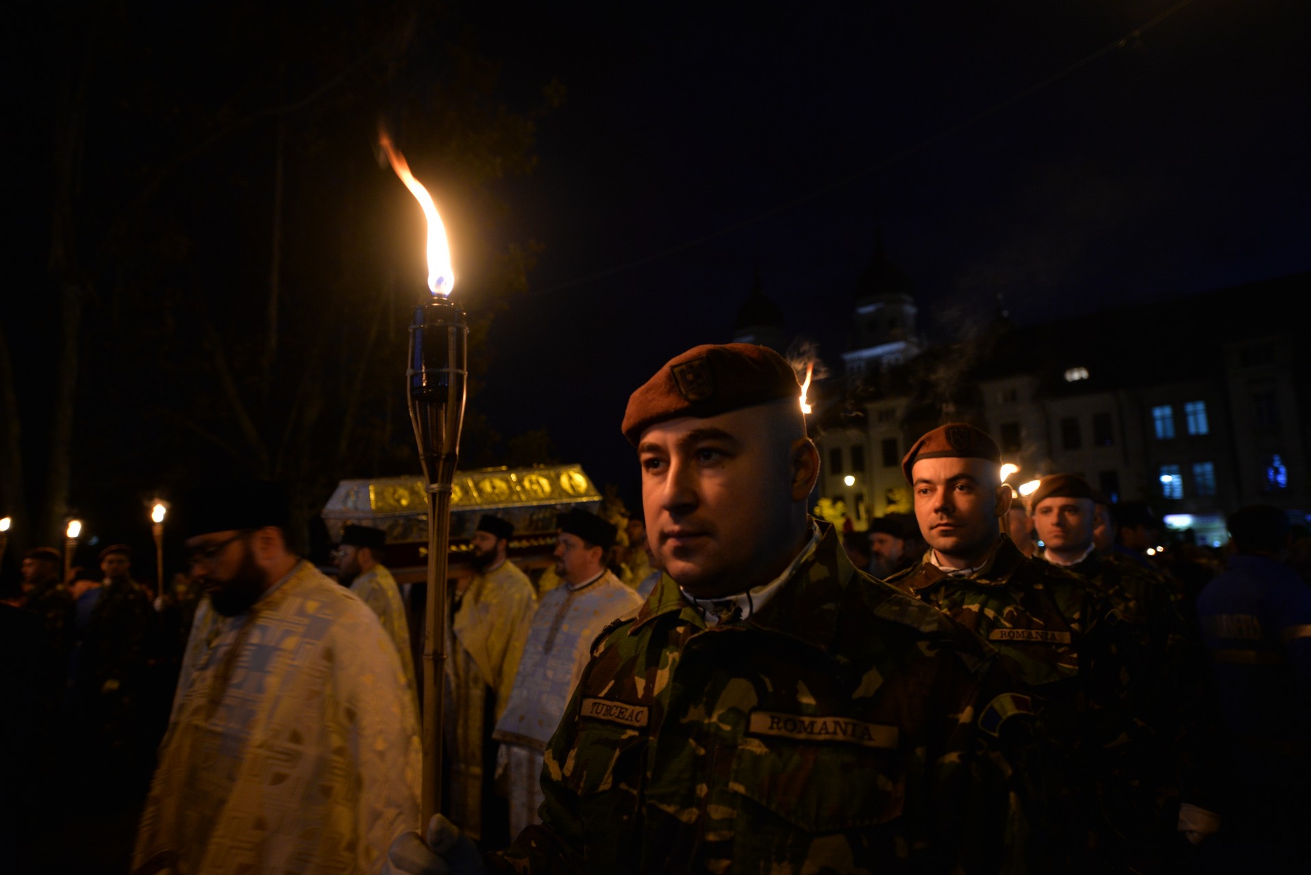 Credința în ajutorul Sfinților, mărturisită pe străzile din Iași de mii de pelerini