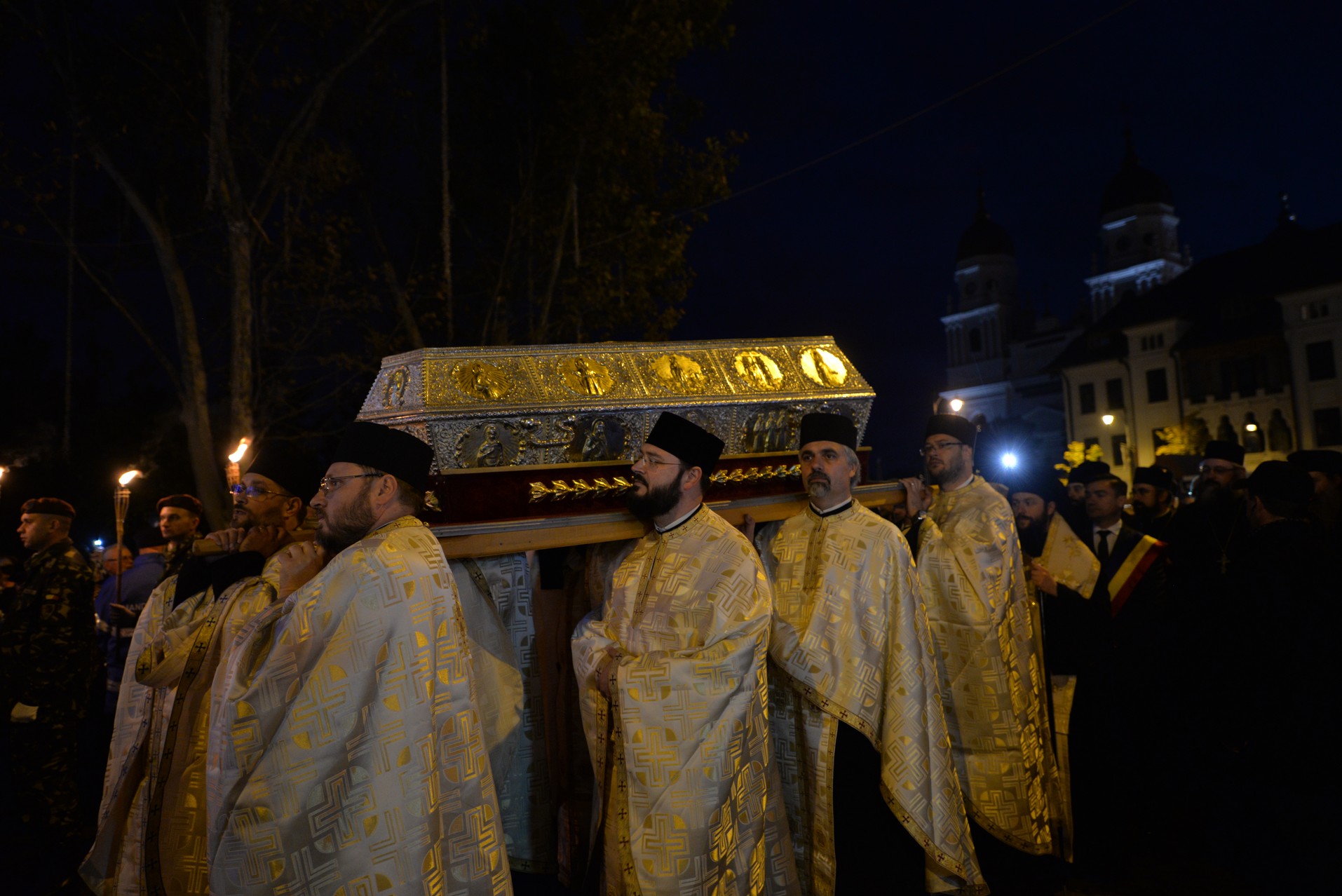 Credința în ajutorul Sfinților, mărturisită pe străzile din Iași de mii de pelerini