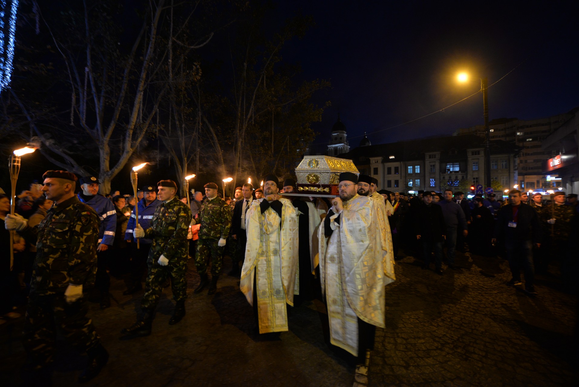Credința în ajutorul Sfinților, mărturisită pe străzile din Iași de mii de pelerini