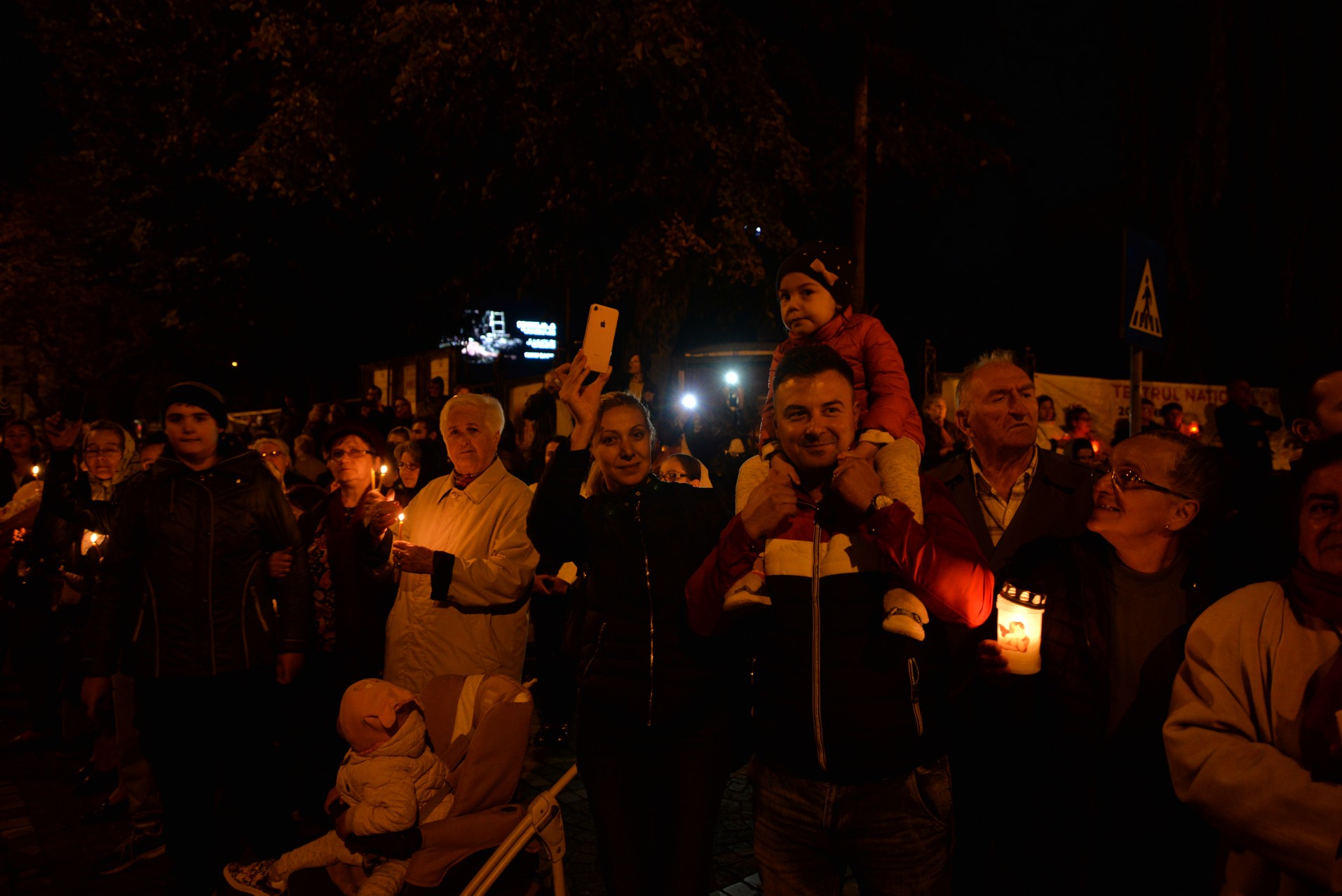 Credința în ajutorul Sfinților, mărturisită pe străzile din Iași de mii de pelerini