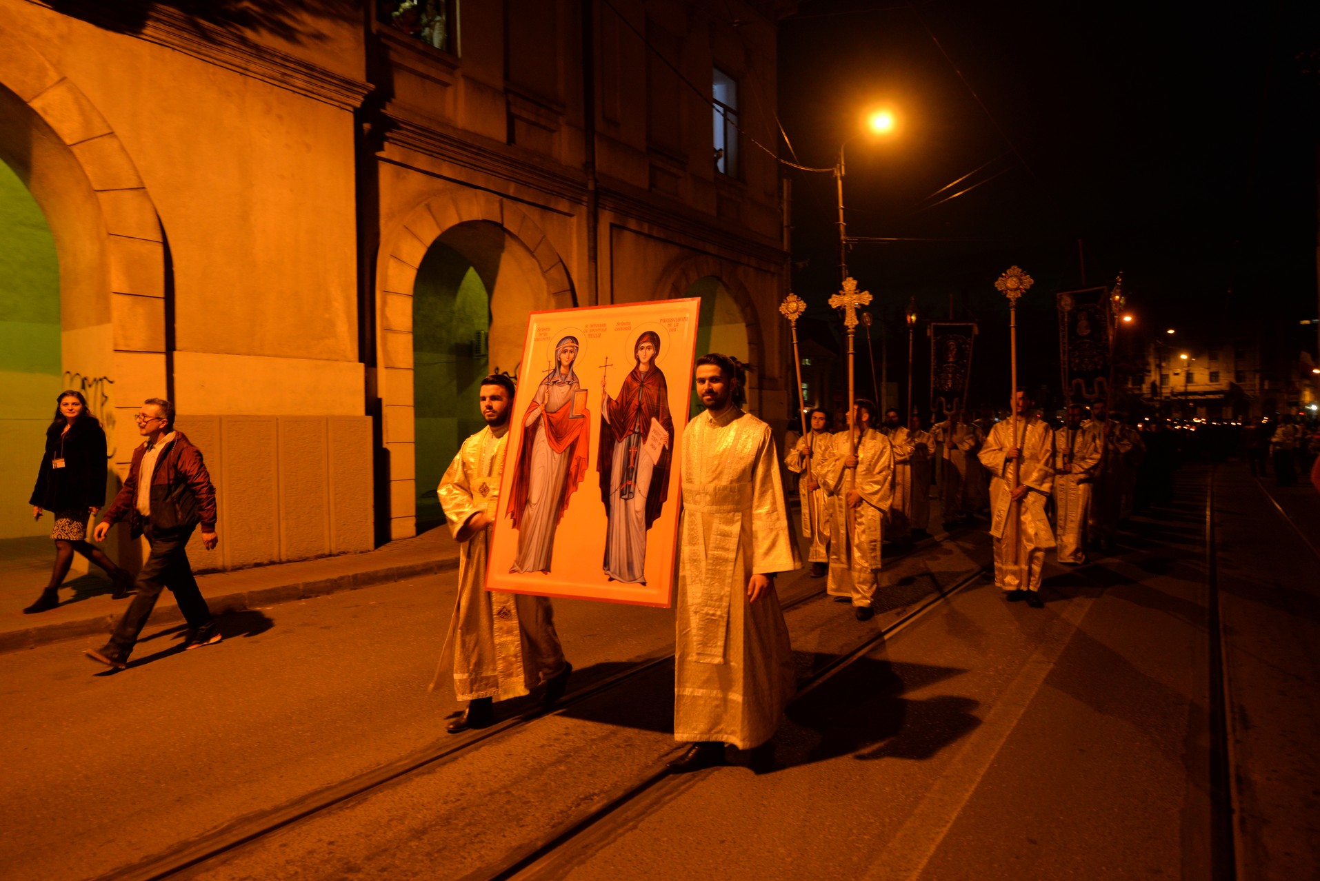 Credința în ajutorul Sfinților, mărturisită pe străzile din Iași de mii de pelerini