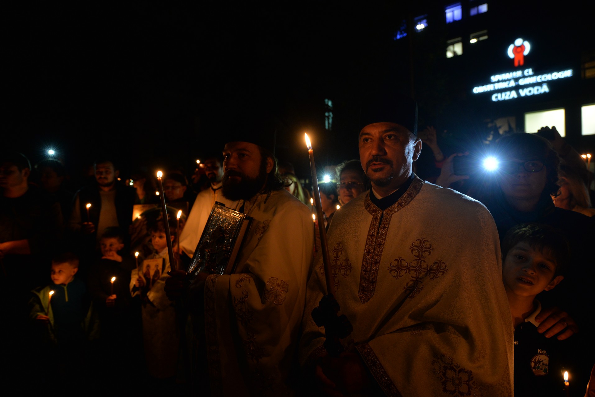 Credința în ajutorul Sfinților, mărturisită pe străzile din Iași de mii de pelerini