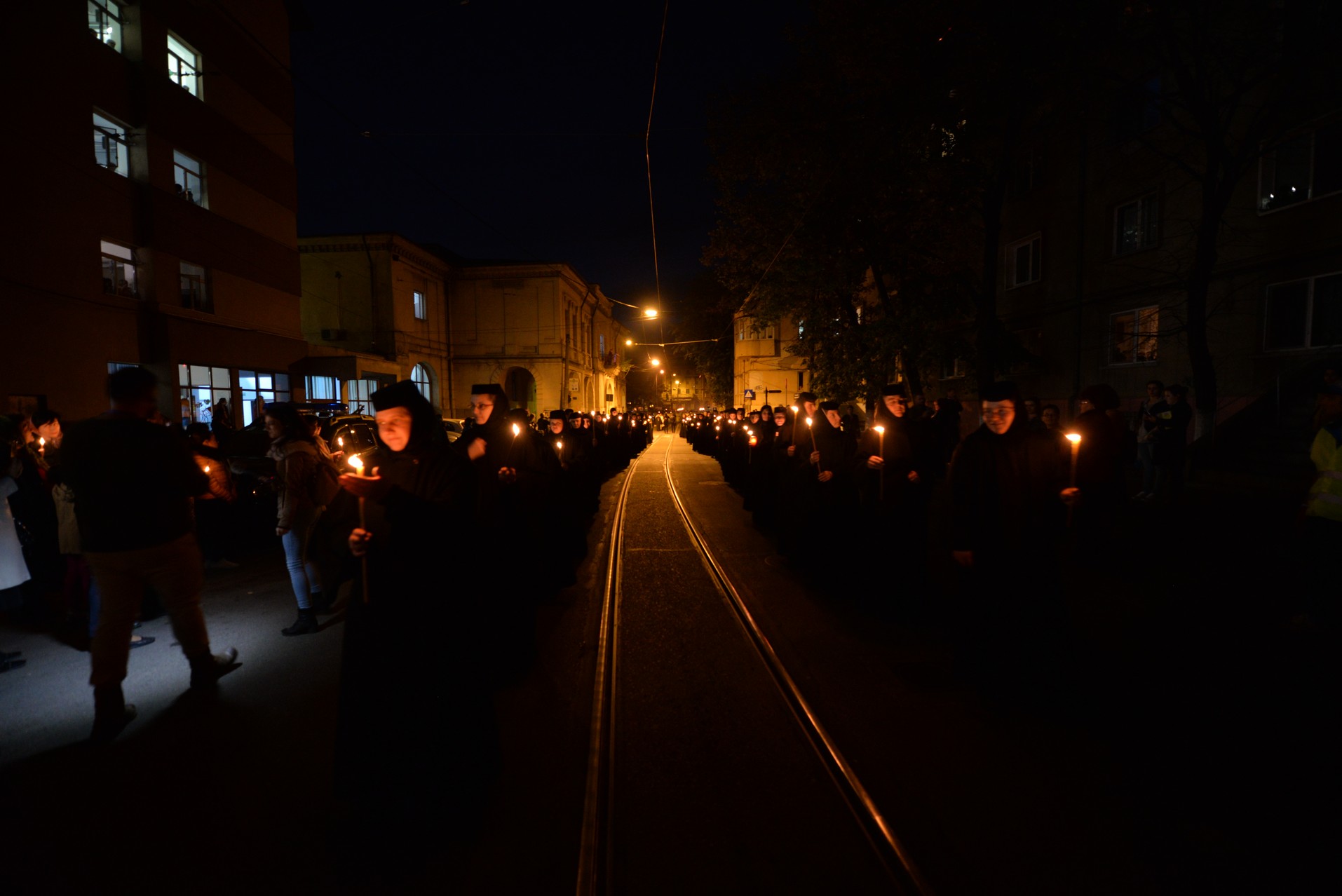 Credința în ajutorul Sfinților, mărturisită pe străzile din Iași de mii de pelerini
