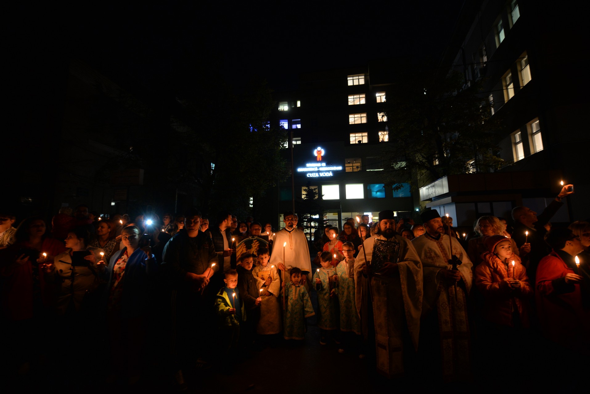 Credința în ajutorul Sfinților, mărturisită pe străzile din Iași de mii de pelerini