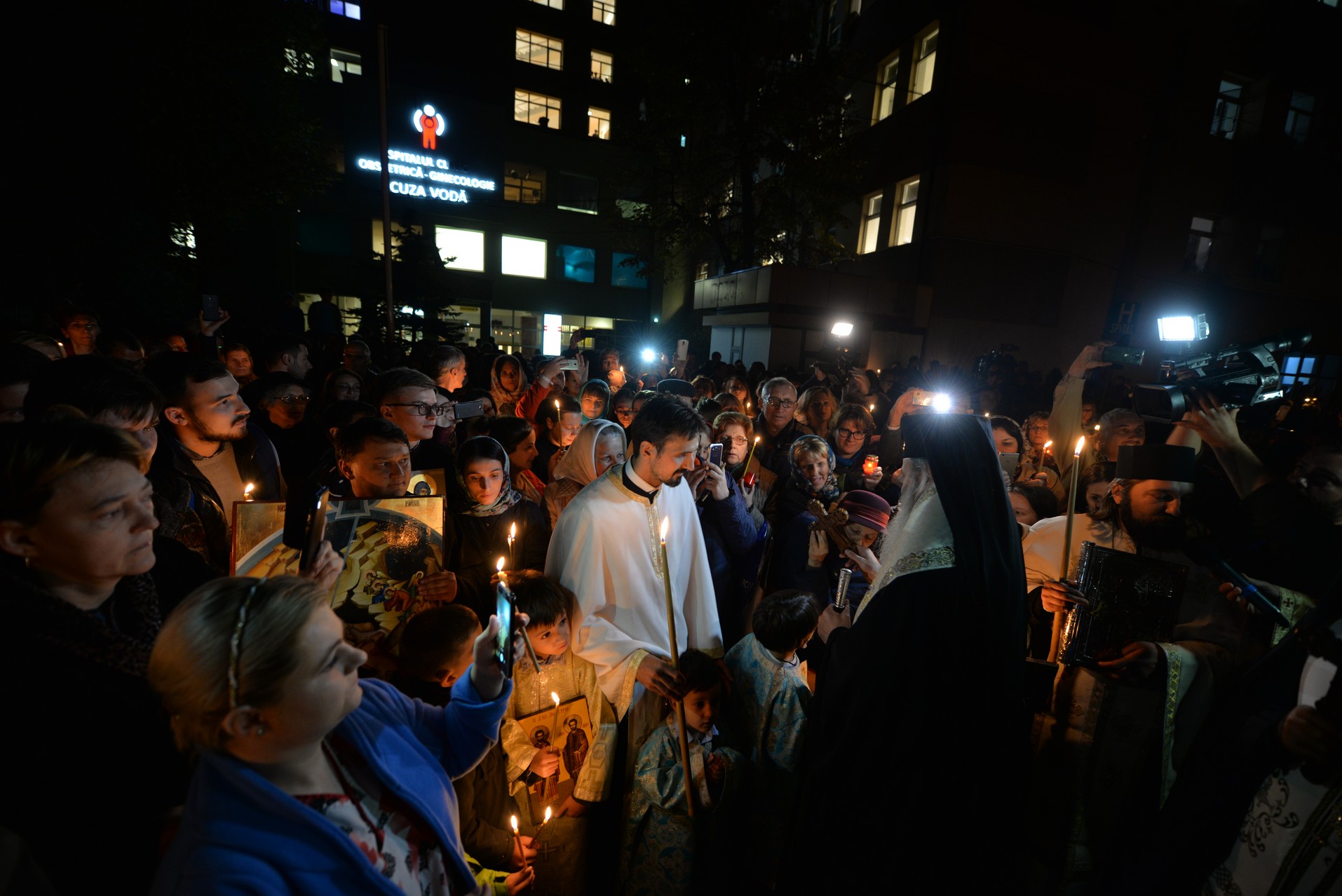 Credința în ajutorul Sfinților, mărturisită pe străzile din Iași de mii de pelerini