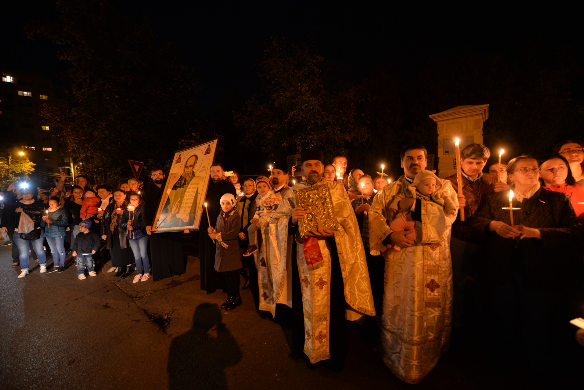 Credința în ajutorul Sfinților, mărturisită pe străzile din Iași de mii de pelerini