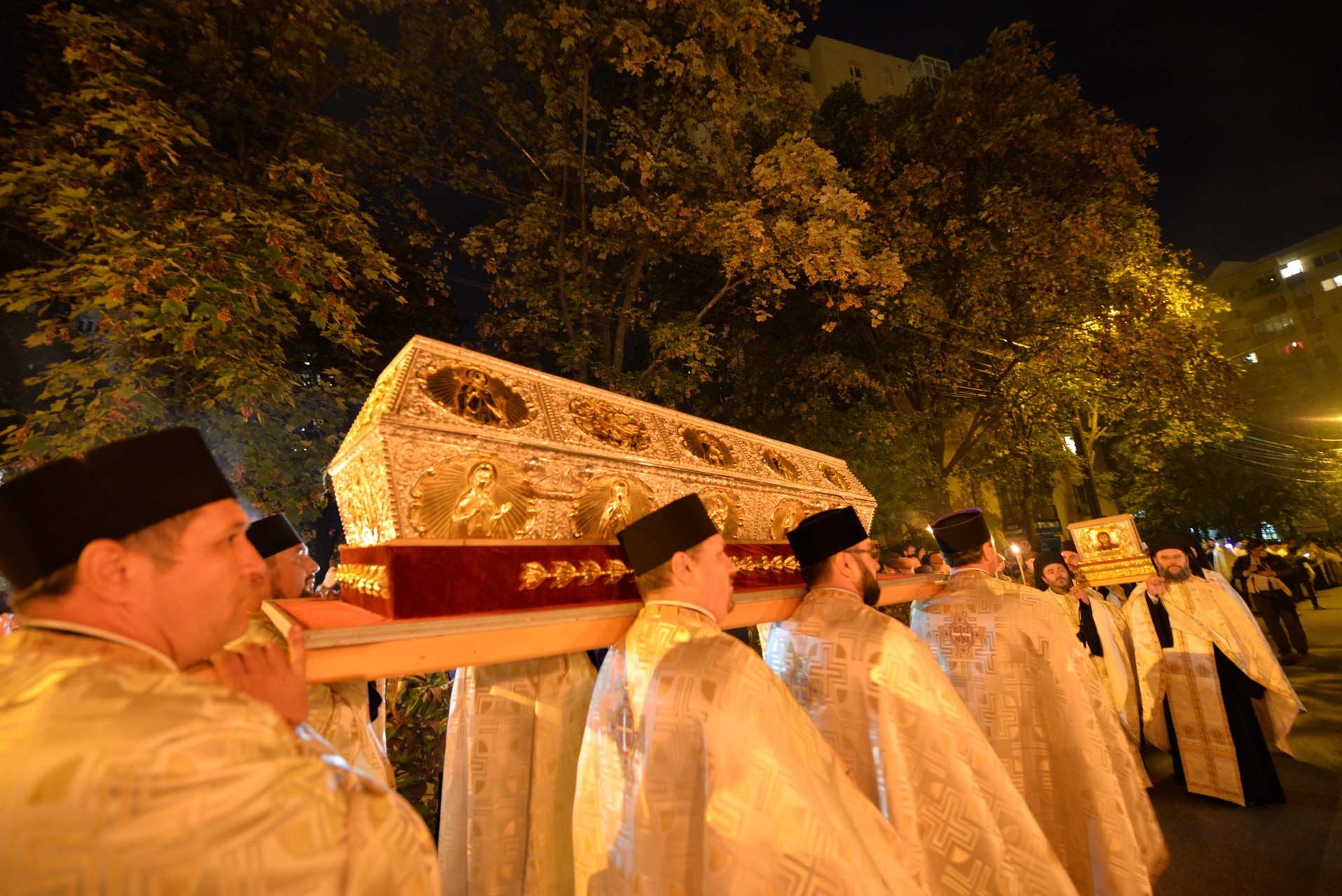 Credința în ajutorul Sfinților, mărturisită pe străzile din Iași de mii de pelerini