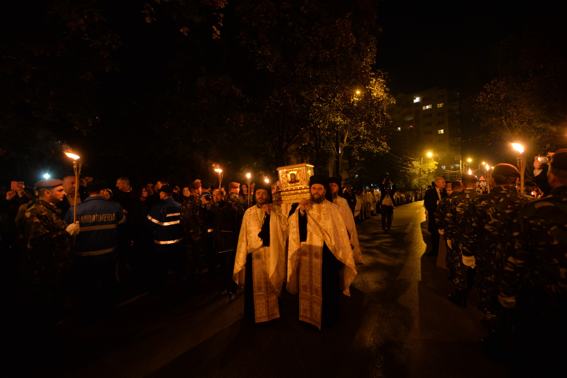 Credința în ajutorul Sfinților, mărturisită pe străzile din Iași de mii de pelerini