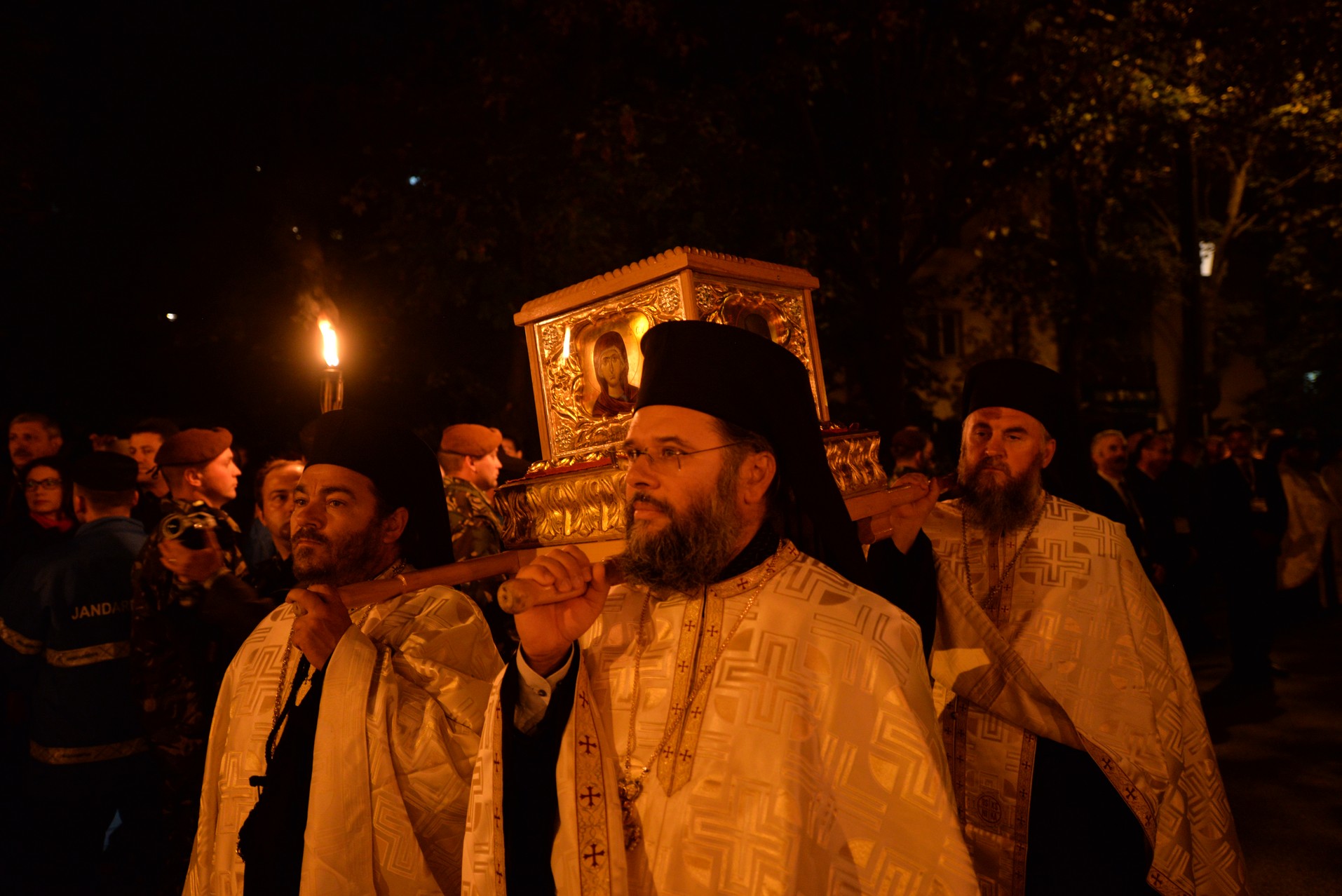 Credința în ajutorul Sfinților, mărturisită pe străzile din Iași de mii de pelerini