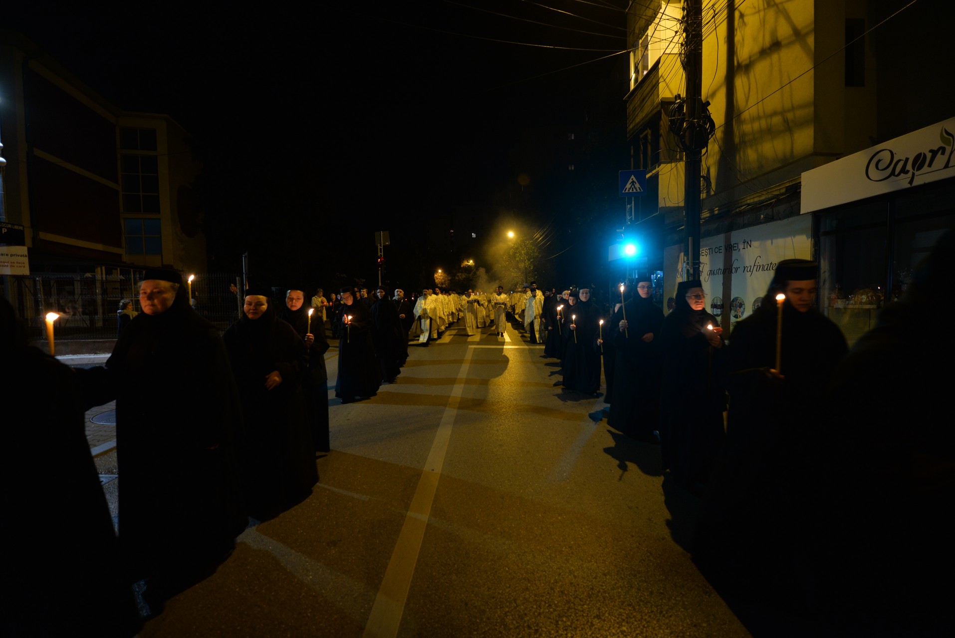 Credința în ajutorul Sfinților, mărturisită pe străzile din Iași de mii de pelerini