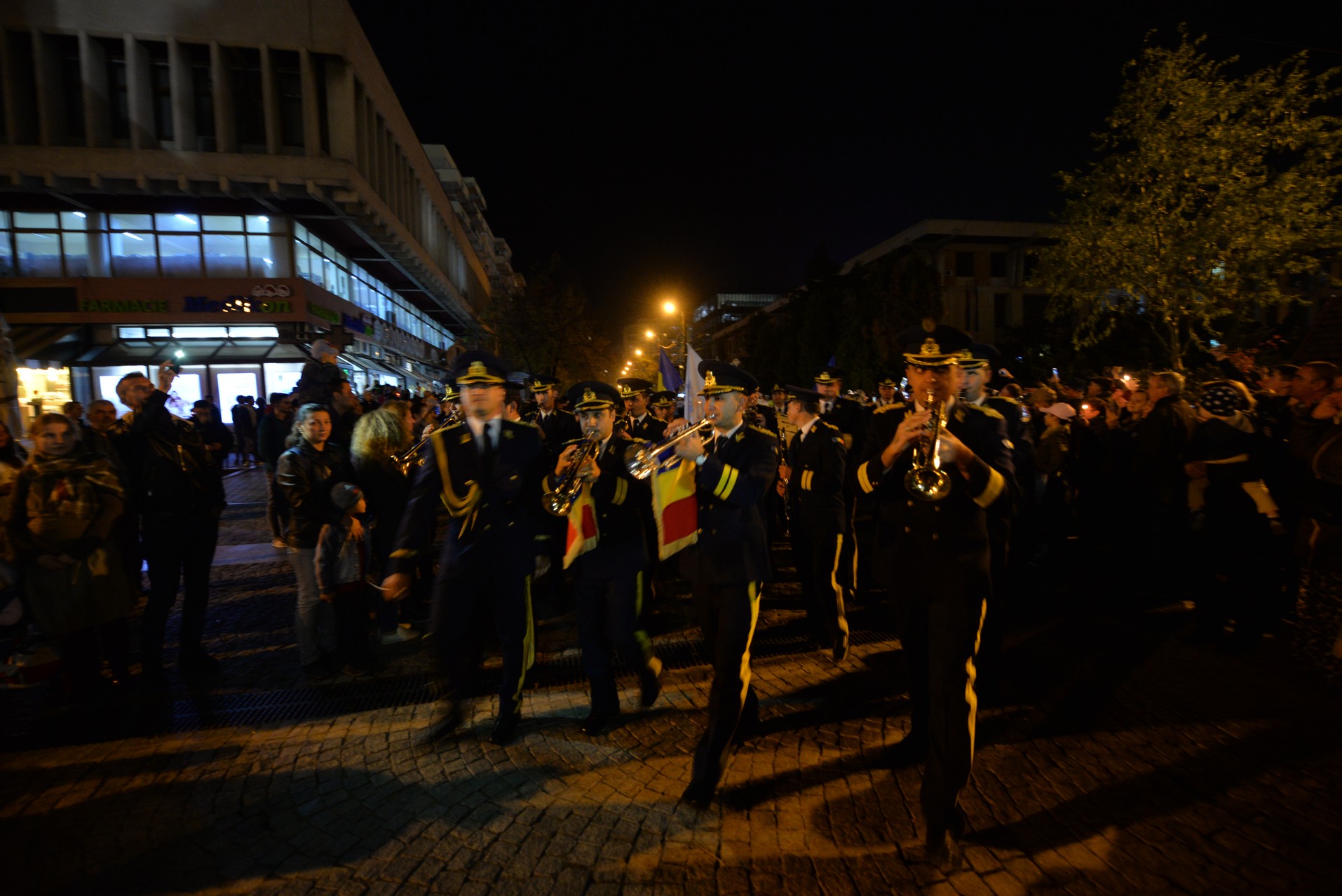 Credința în ajutorul Sfinților, mărturisită pe străzile din Iași de mii de pelerini