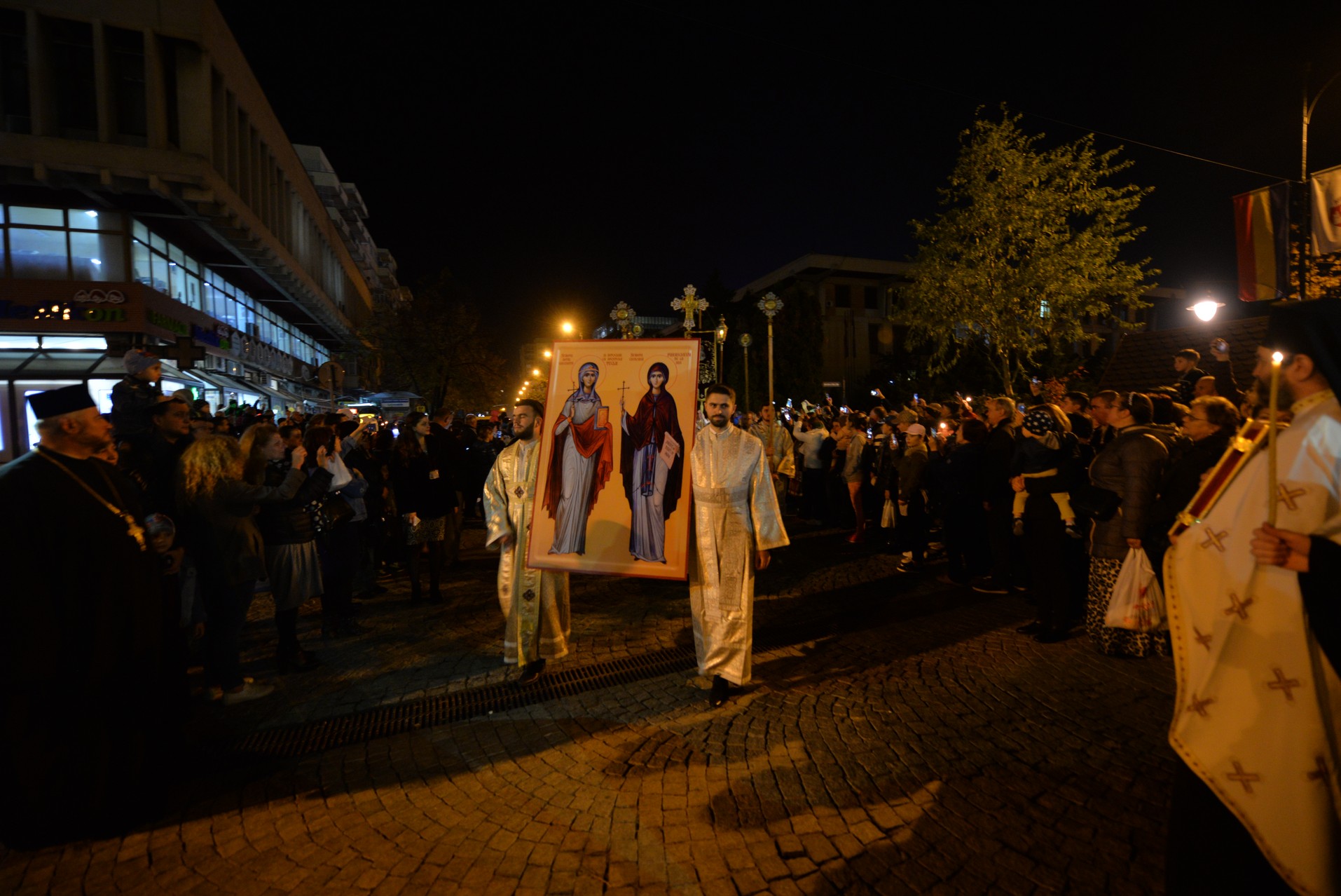 Credința în ajutorul Sfinților, mărturisită pe străzile din Iași de mii de pelerini