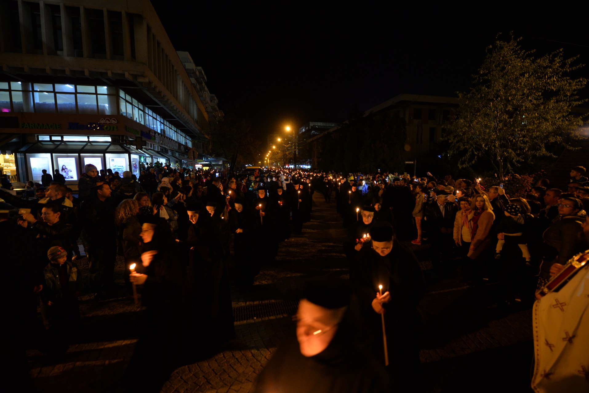 Credința în ajutorul Sfinților, mărturisită pe străzile din Iași de mii de pelerini