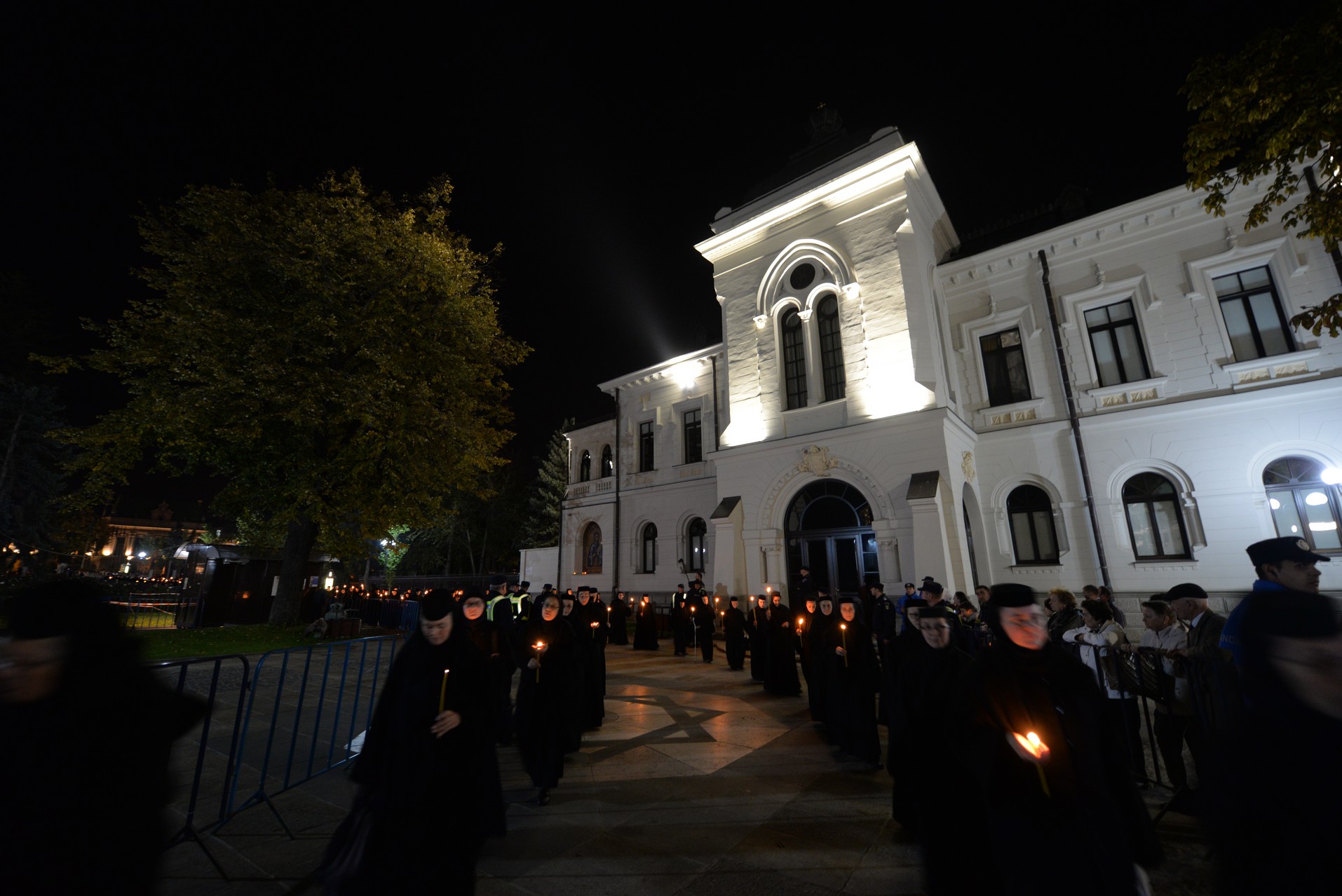 Credința în ajutorul Sfinților, mărturisită pe străzile din Iași de mii de pelerini