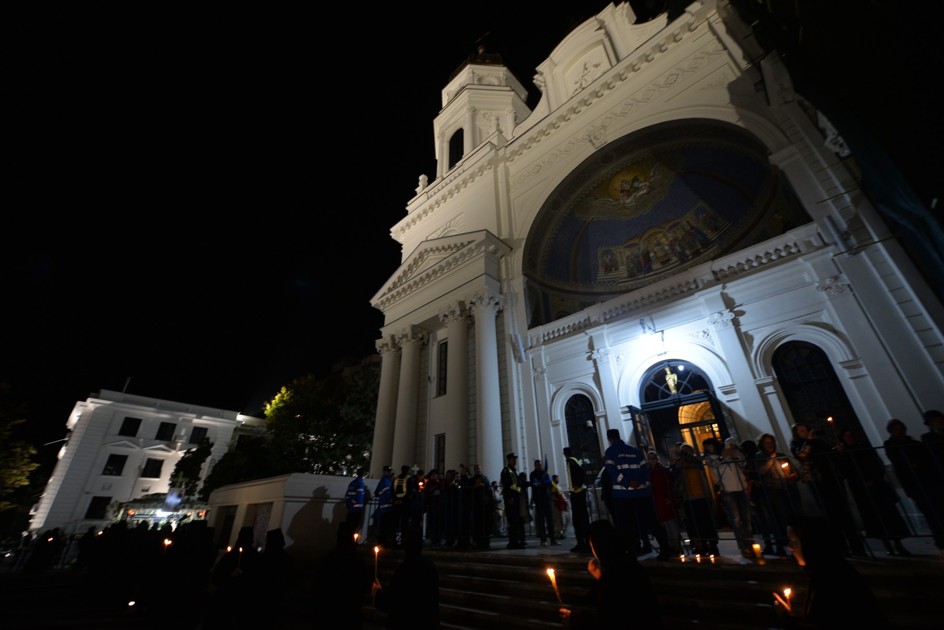 Credința în ajutorul Sfinților, mărturisită pe străzile din Iași de mii de pelerini