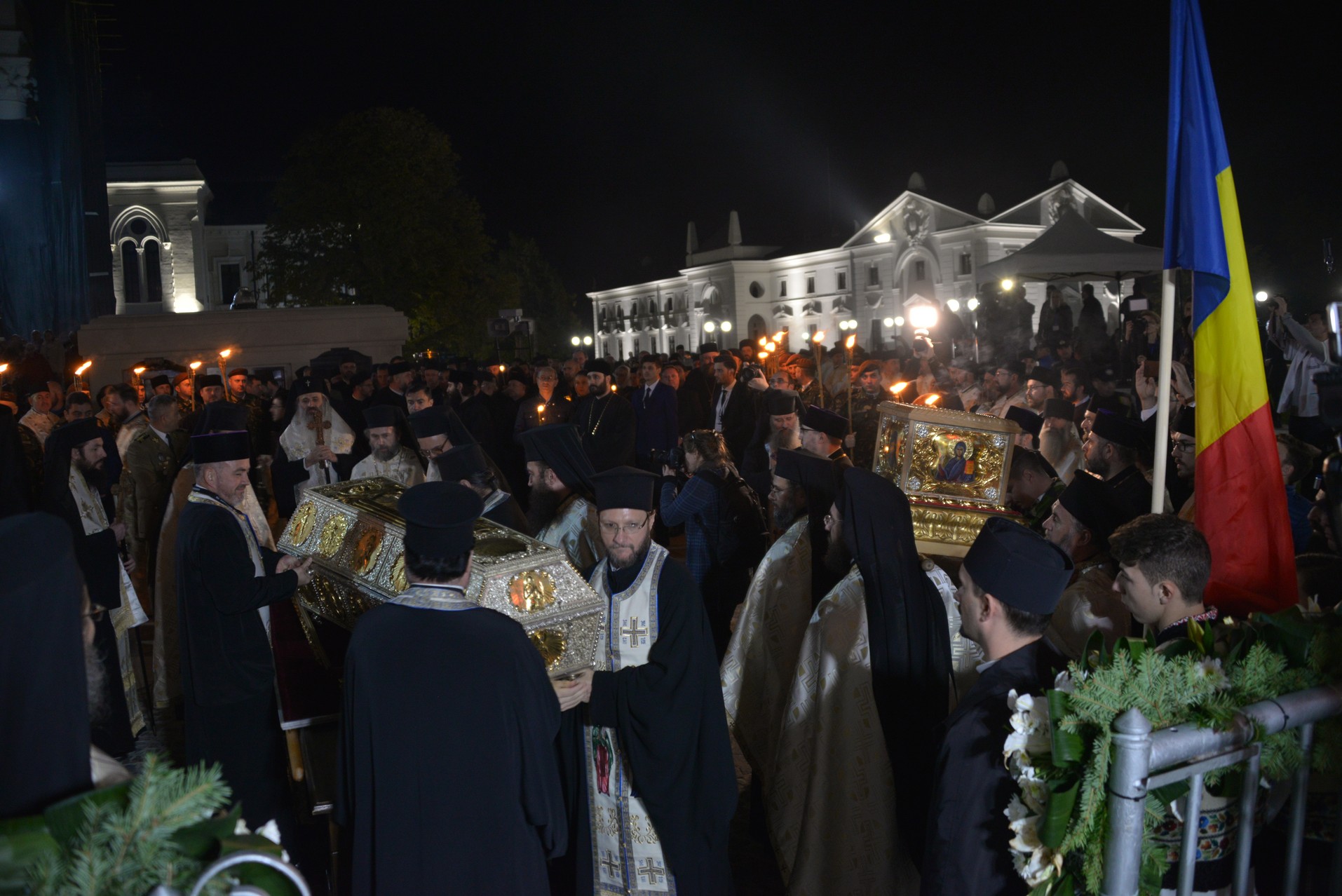 Credința în ajutorul Sfinților, mărturisită pe străzile din Iași de mii de pelerini