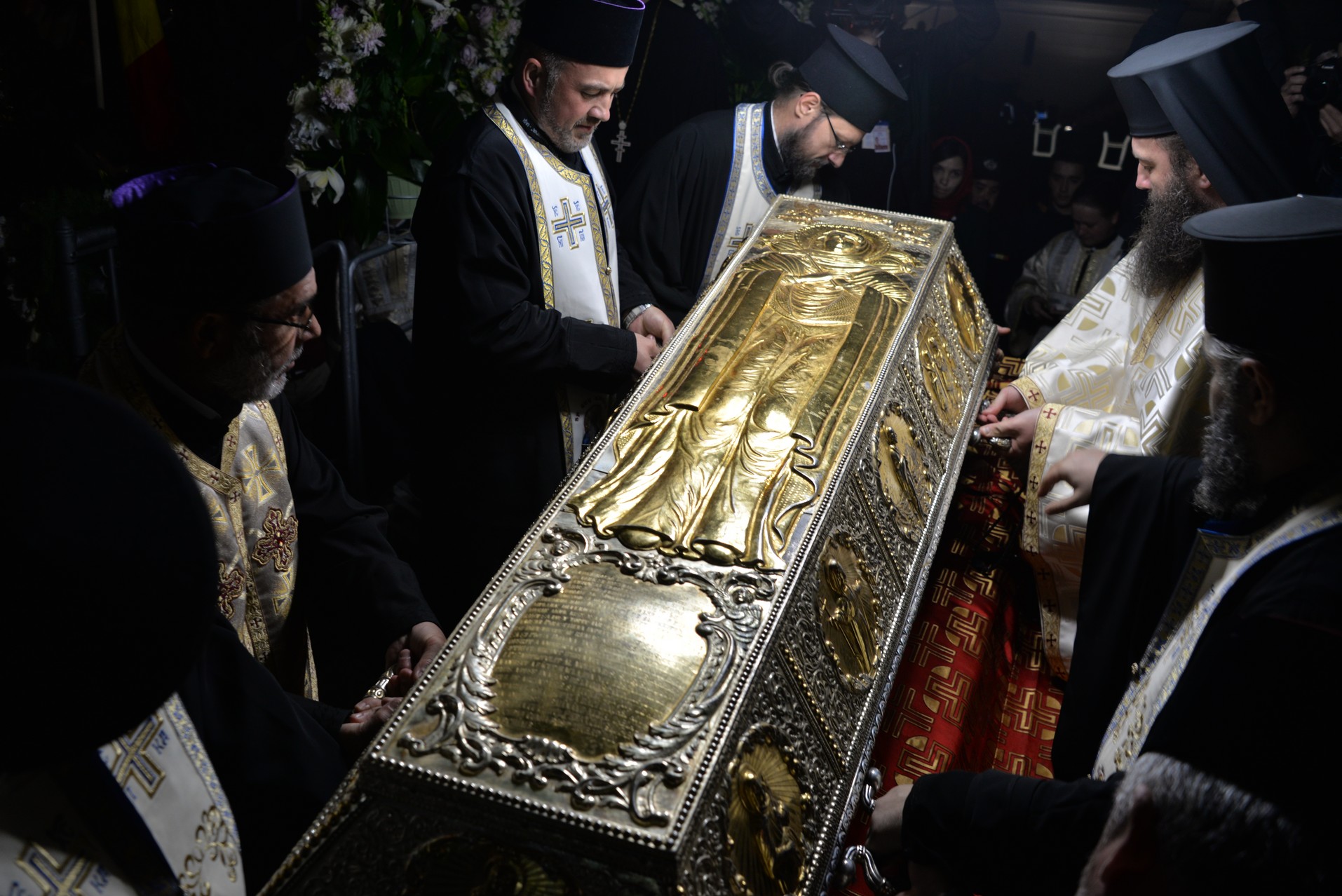 Credința în ajutorul Sfinților, mărturisită pe străzile din Iași de mii de pelerini