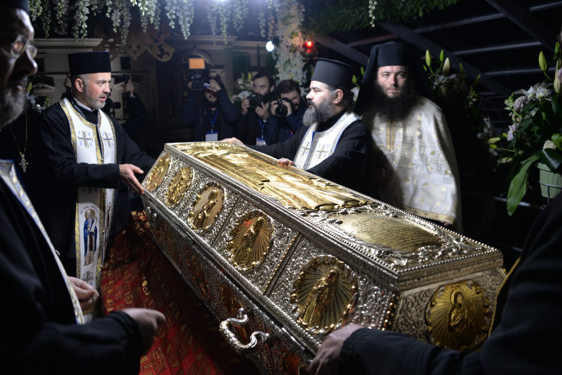 Credința în ajutorul Sfinților, mărturisită pe străzile din Iași de mii de pelerini