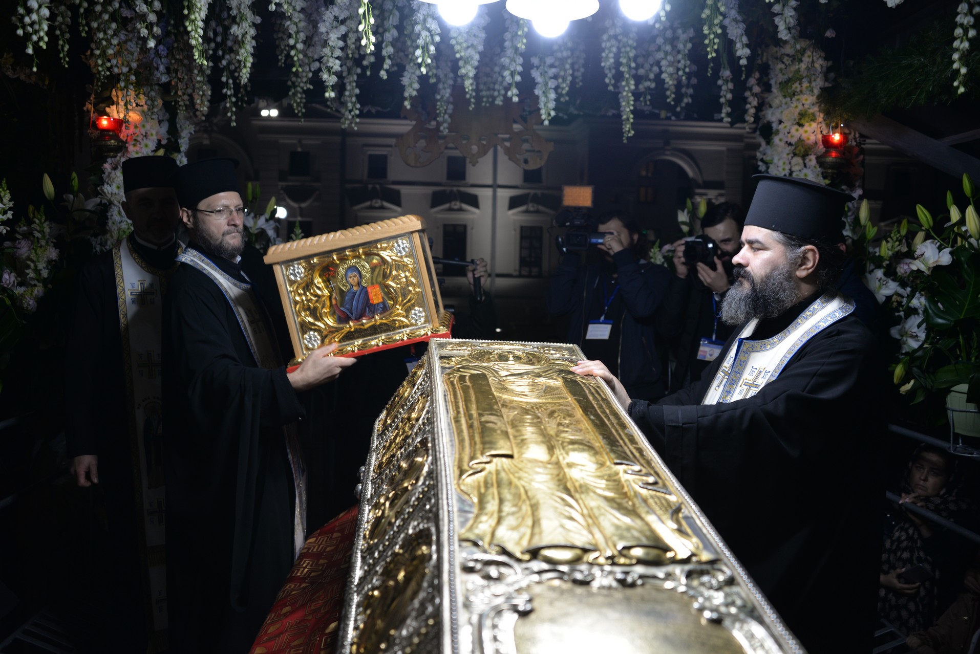 Credința în ajutorul Sfinților, mărturisită pe străzile din Iași de mii de pelerini