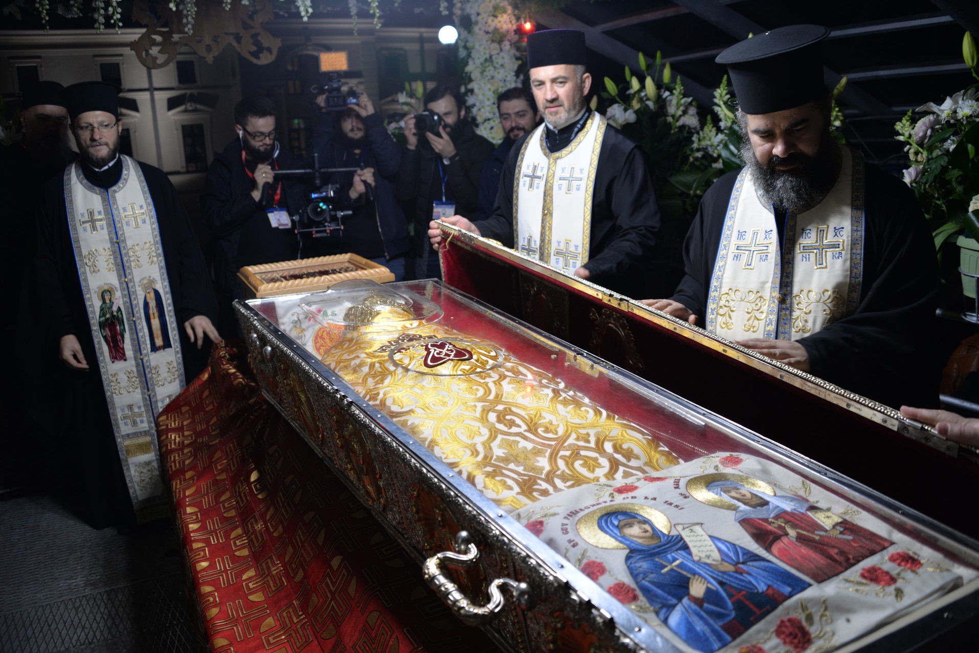 Credința în ajutorul Sfinților, mărturisită pe străzile din Iași de mii de pelerini