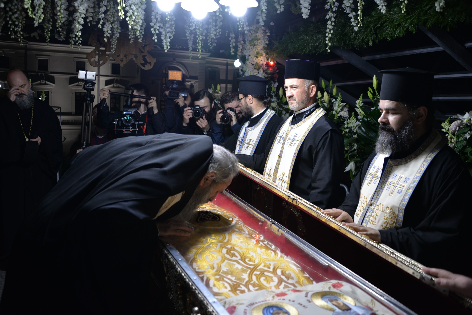 Credința în ajutorul Sfinților, mărturisită pe străzile din Iași de mii de pelerini