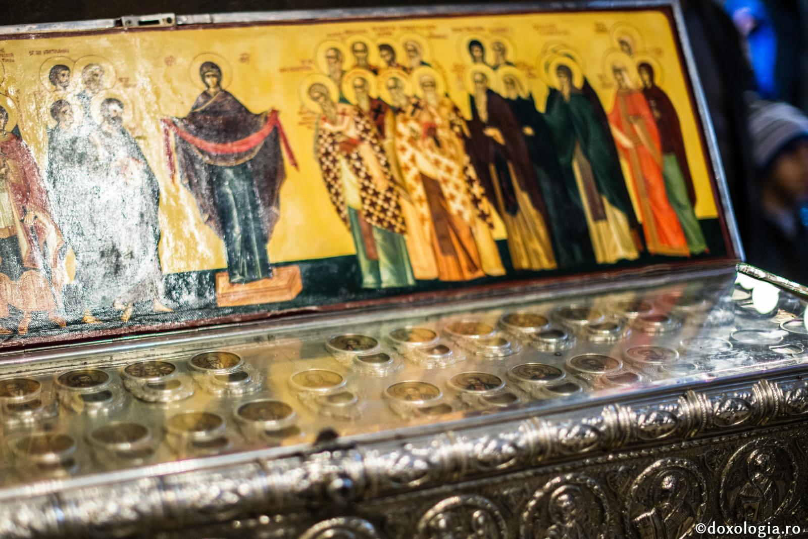 raclă cu sfinte moaște