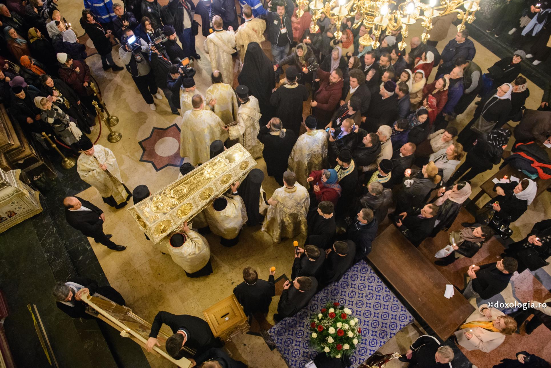 Scoaterea raclei cu moaștele Sfintei Parascheva, din Catedrala Mitropolitană din Iași / Foto: Oana Nechifor procesiune cu moaștele Sfintei Parascheva
