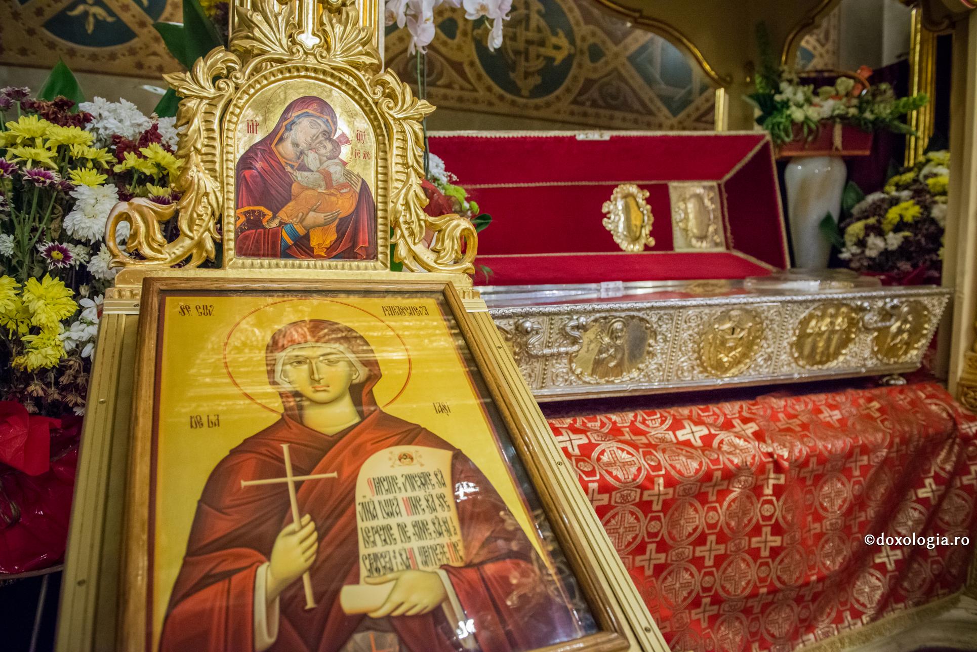 Racla cu cinstitele moaște ale Sfintei Cuvioase Parascheva, din Catedrala Mitropolitană din Iași / Foto: Oana Nechifor moaștele Sfintei Cuvioase Parascheva