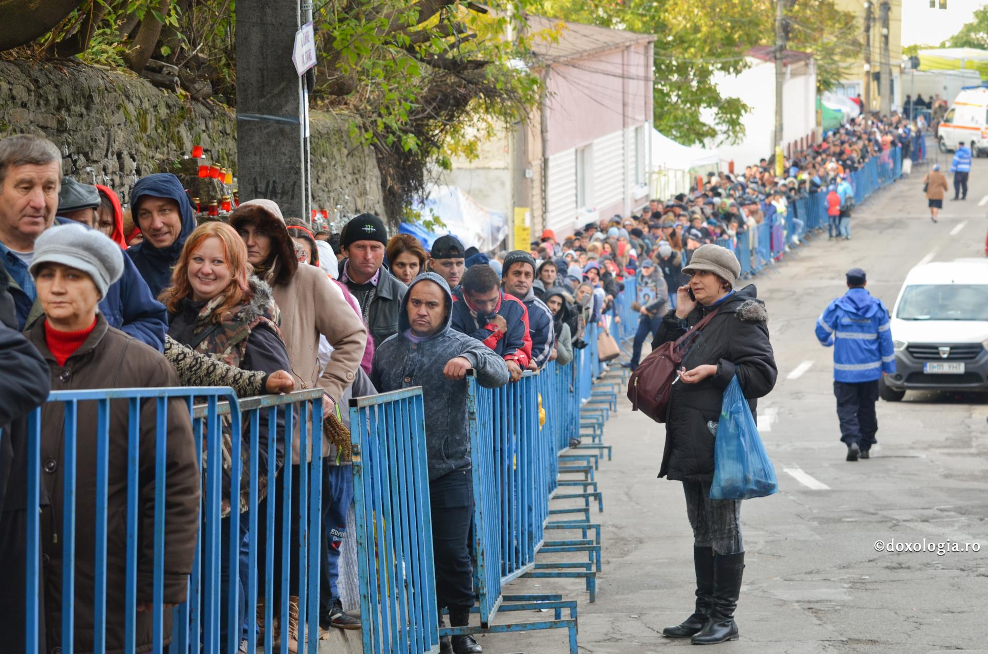 Bucurii şi piedici în calea pelerinajului la Cuvioasa Parascheva