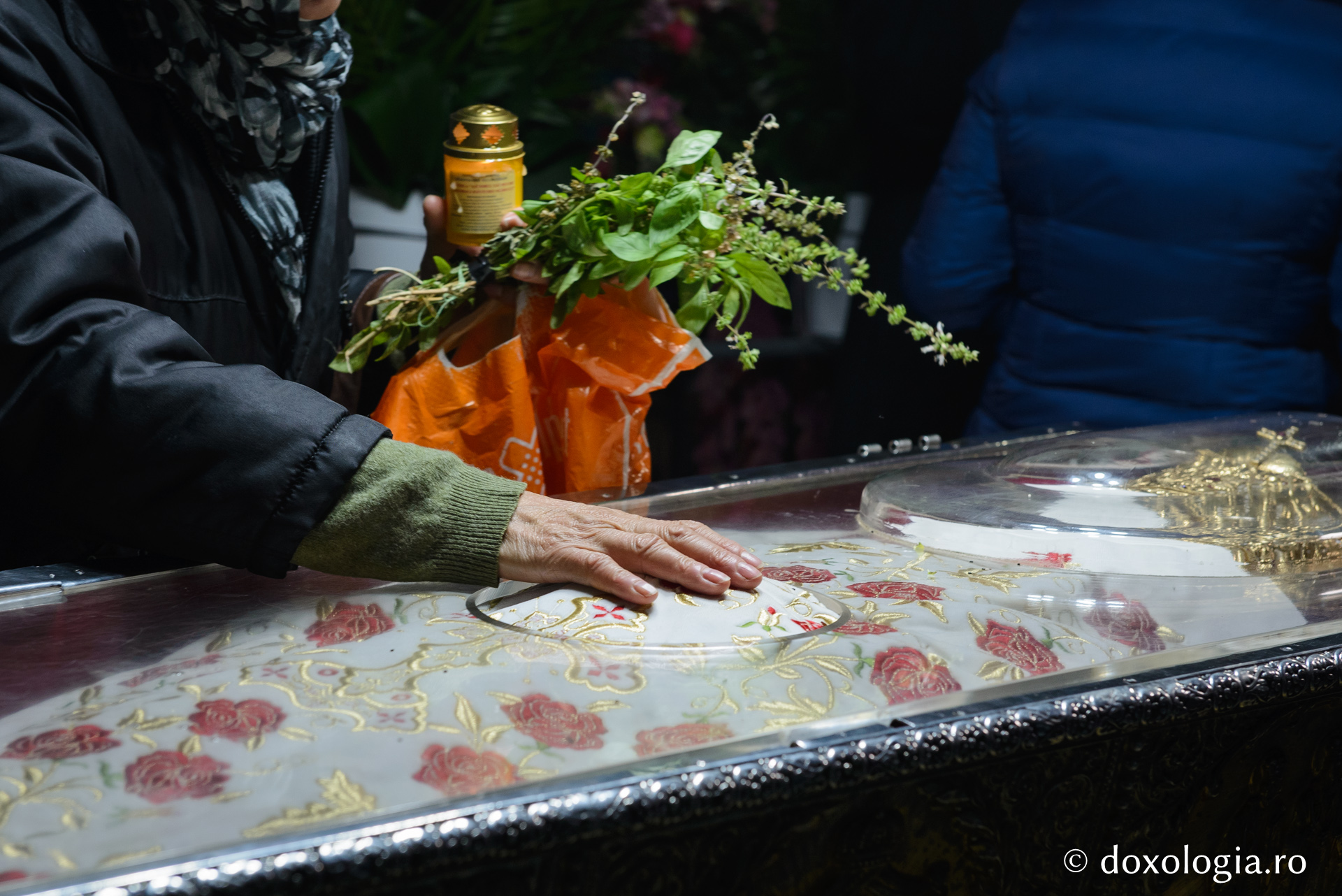 (Video) De ce și cum se schimbă veșmintele Sfintei Parascheva