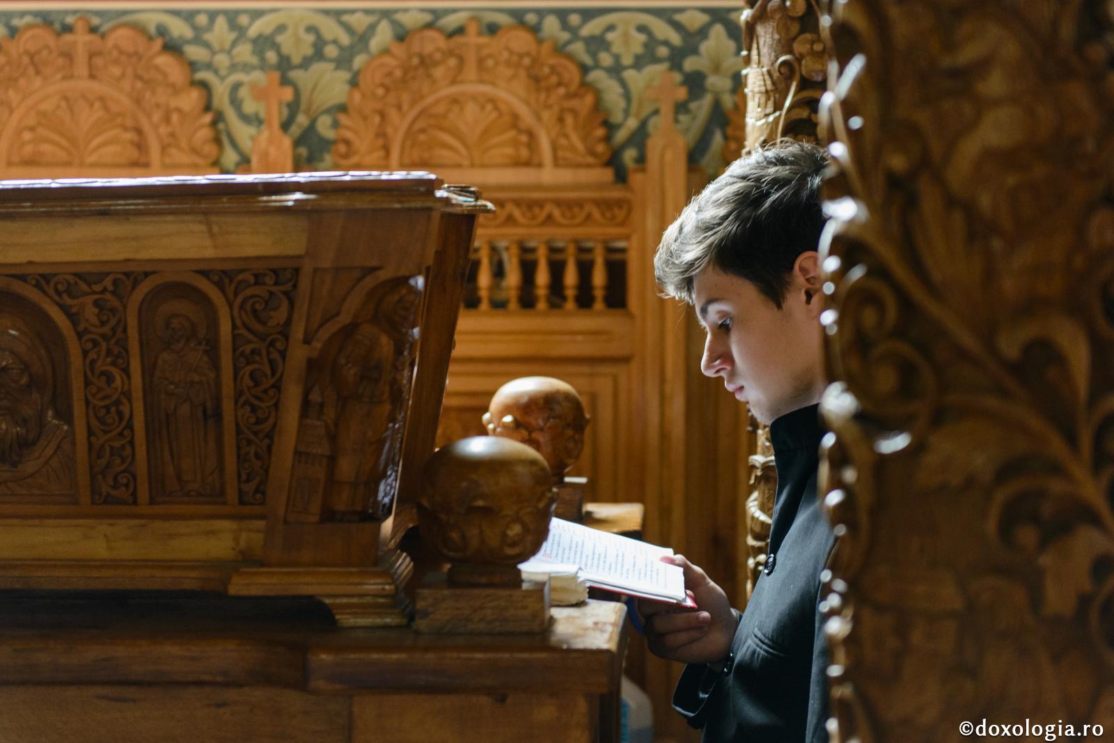 tânăr citind rugăciuni