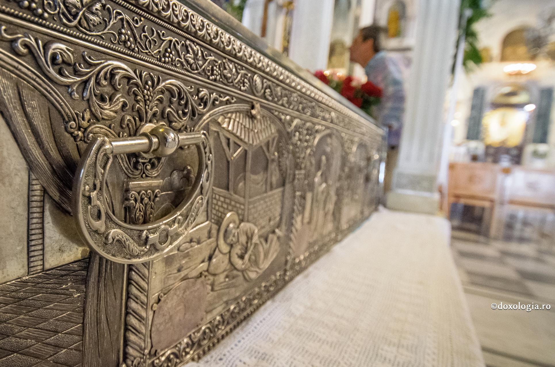 Busuioc, mir și morți vii care se-nchină