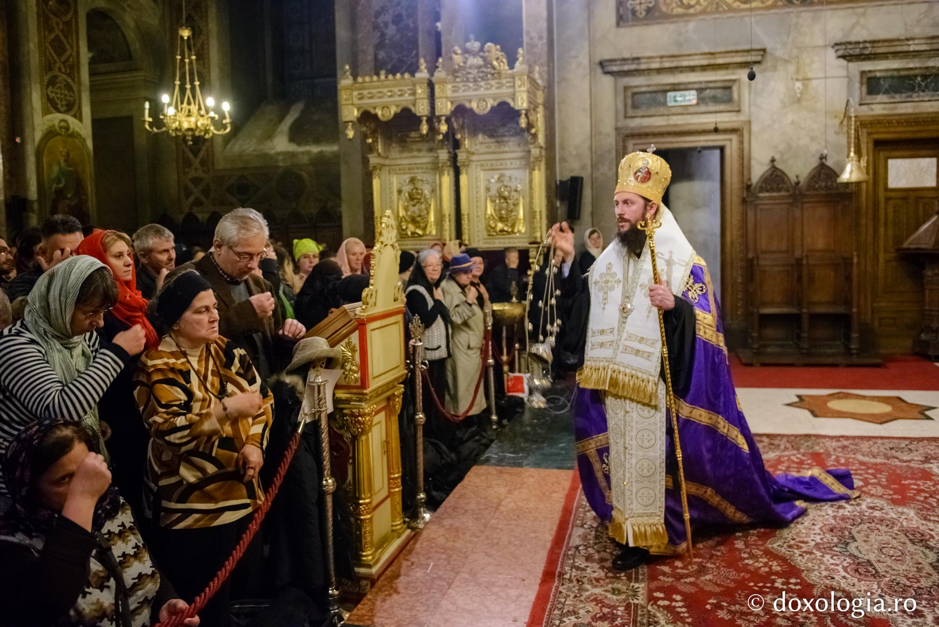 (Foto) Slujba de priveghere a Sfintei Cuvioase Parascheva la Catedrala din Iaşi – 2017