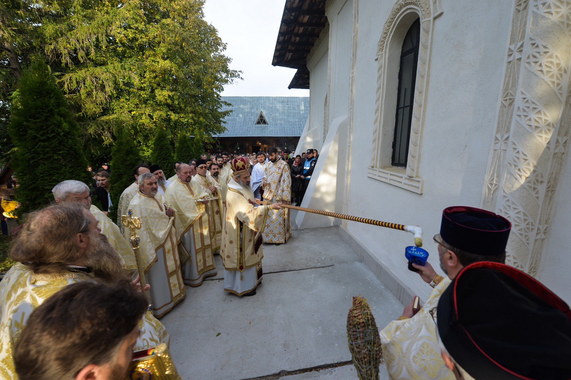 Resfințire de biserică la Drăgușeni: „Viața creștinului este o mucenicie de fiecare zi”