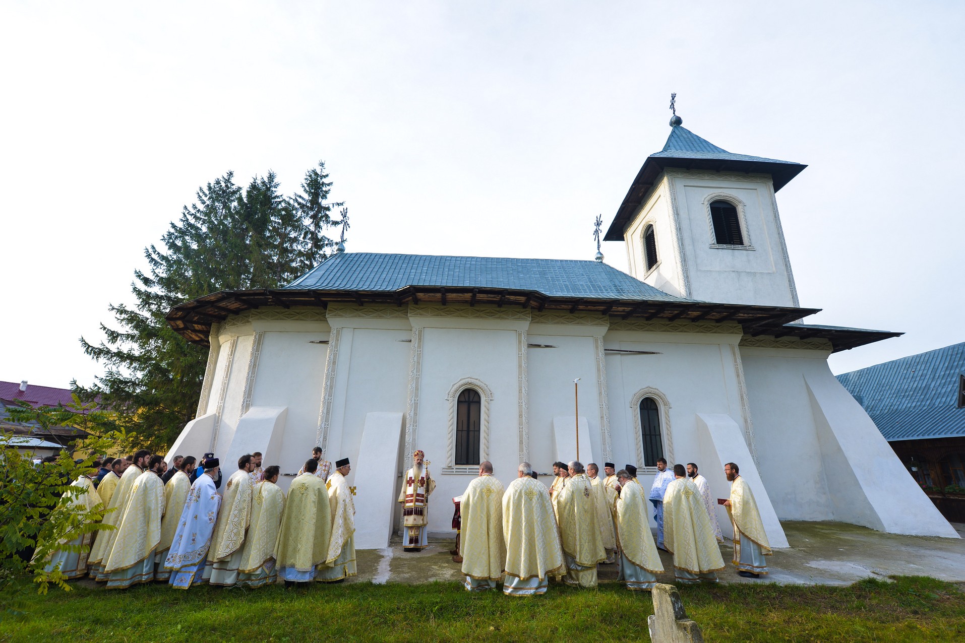 Resfințire de biserică la Drăgușeni: „Viața creștinului este o mucenicie de fiecare zi”