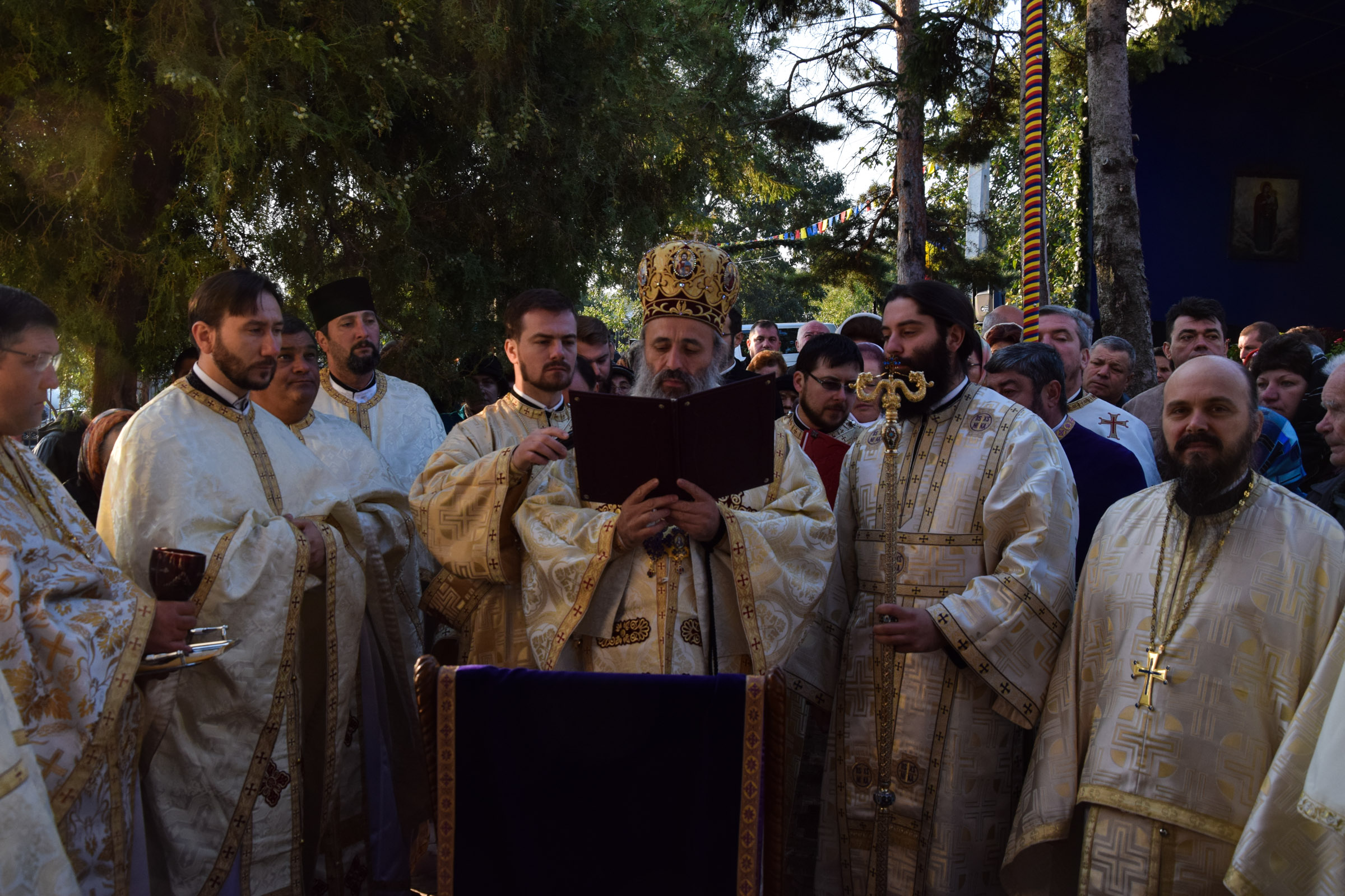 Foto: Lucian Ducan Resfințire de biserică și sfințire de casă socială în parohia ieșeană Mogoșești-Galata