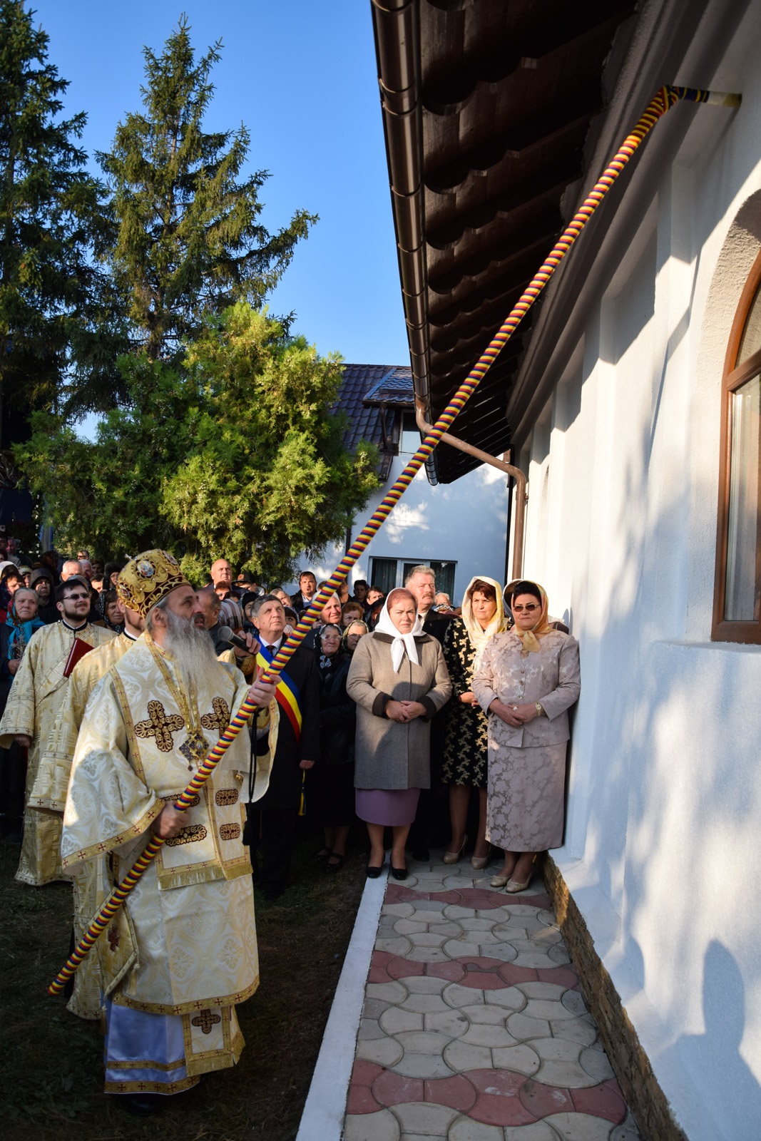 Foto: Lucian Ducan Resfințire de biserică și sfințire de casă socială în parohia ieșeană Mogoșești-Galata