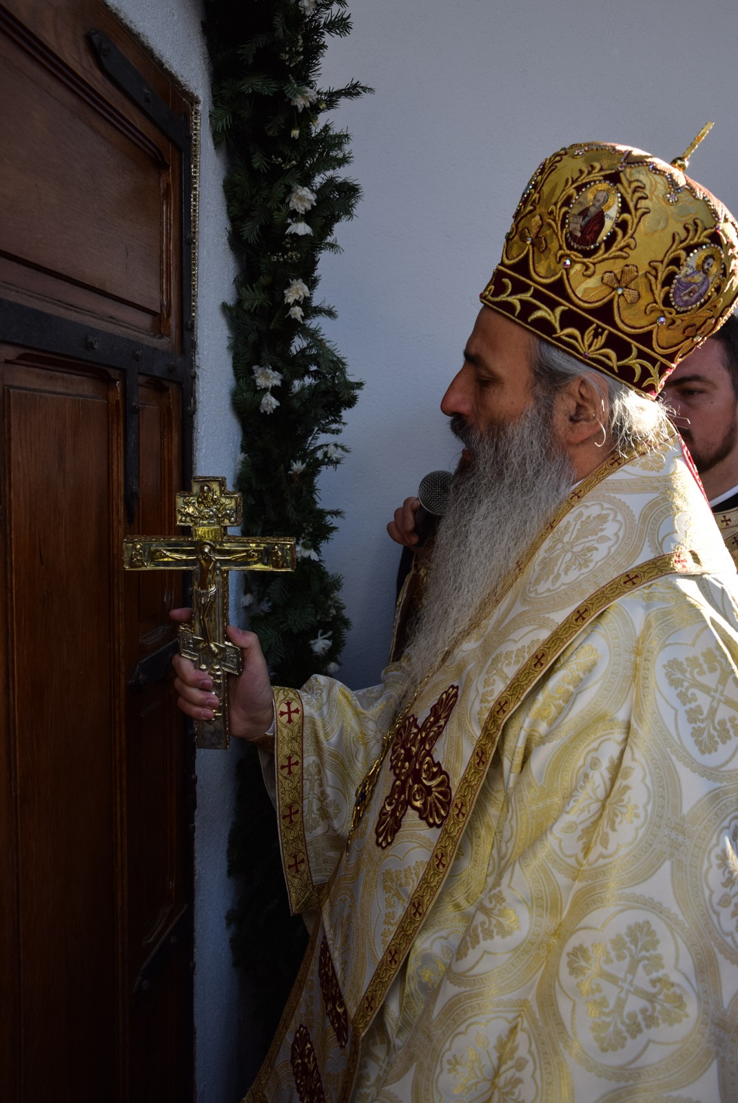Foto: Lucian Ducan Resfințire de biserică și sfințire de casă socială în parohia ieșeană Mogoșești-Galata